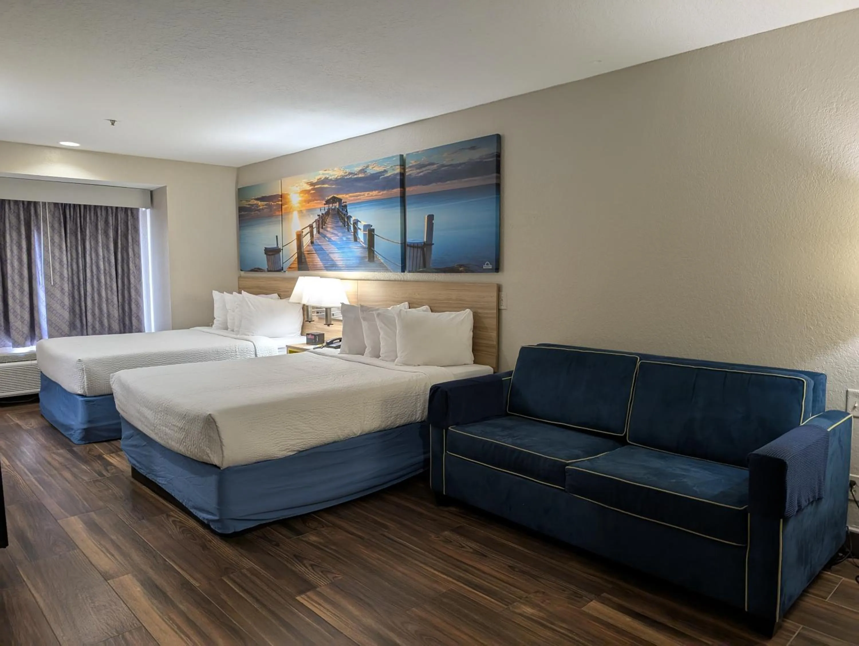 Bed in Days Inn & Suites by Wyndham Tampa/Raymond James Stadium