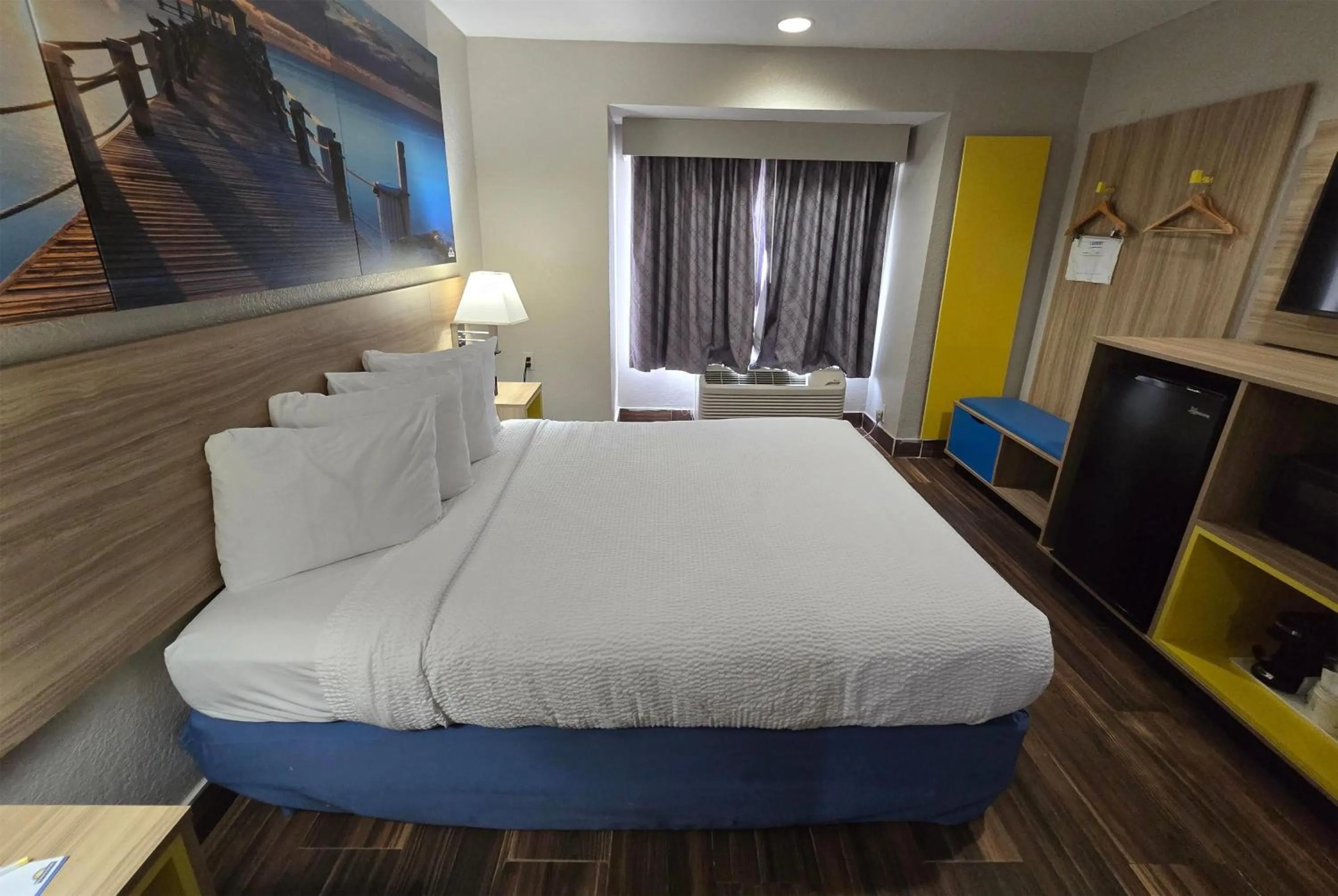 Photo of the whole room, Bed in Days Inn & Suites by Wyndham Tampa/Raymond James Stadium