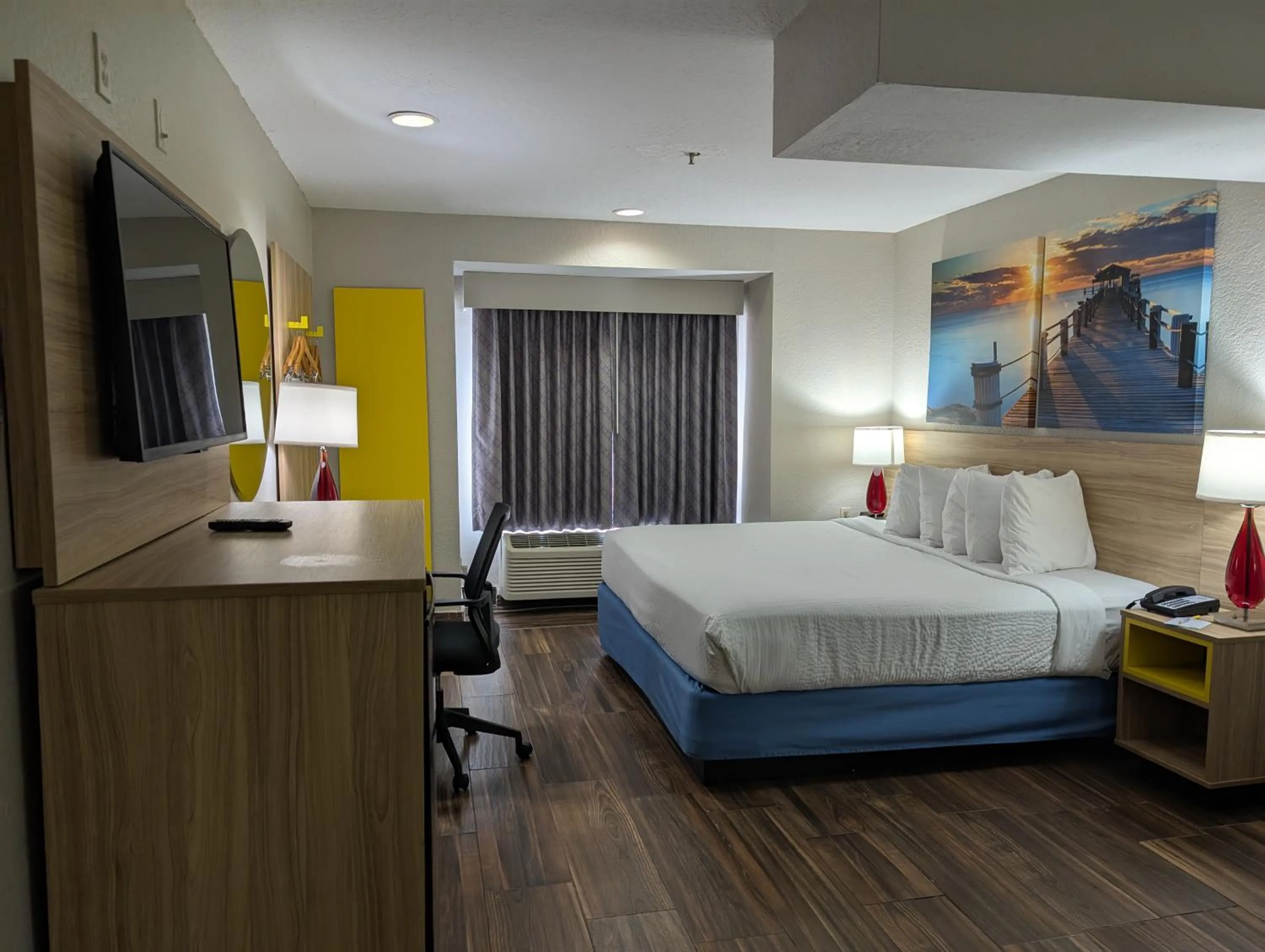 Bed in Days Inn & Suites by Wyndham Tampa/Raymond James Stadium