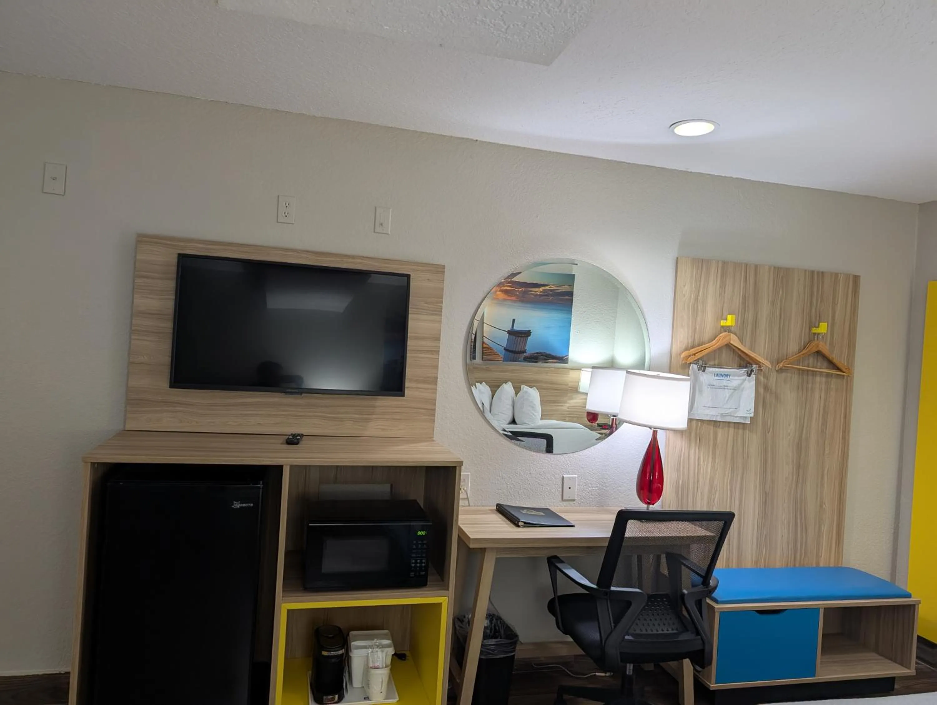 Days Inn & Suites by Wyndham Tampa/Raymond James Stadium