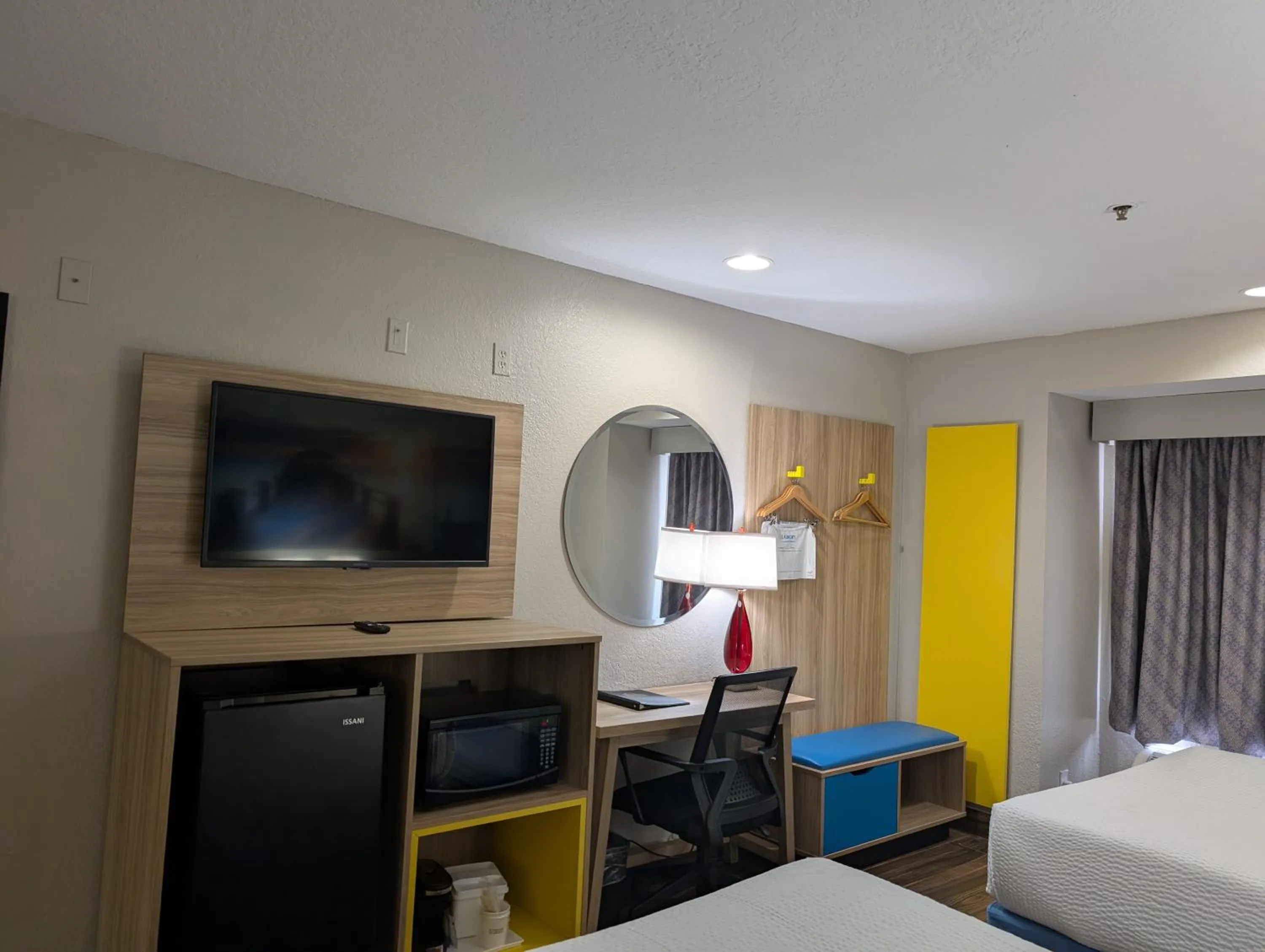 Bed in Days Inn & Suites by Wyndham Tampa/Raymond James Stadium
