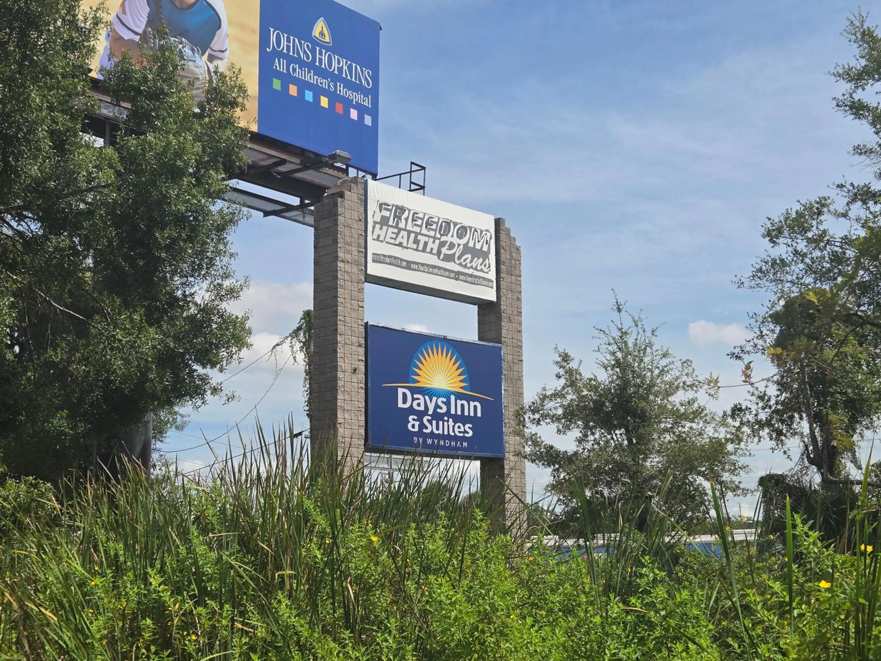 Days Inn & Suites by Wyndham Tampa/Raymond James Stadium