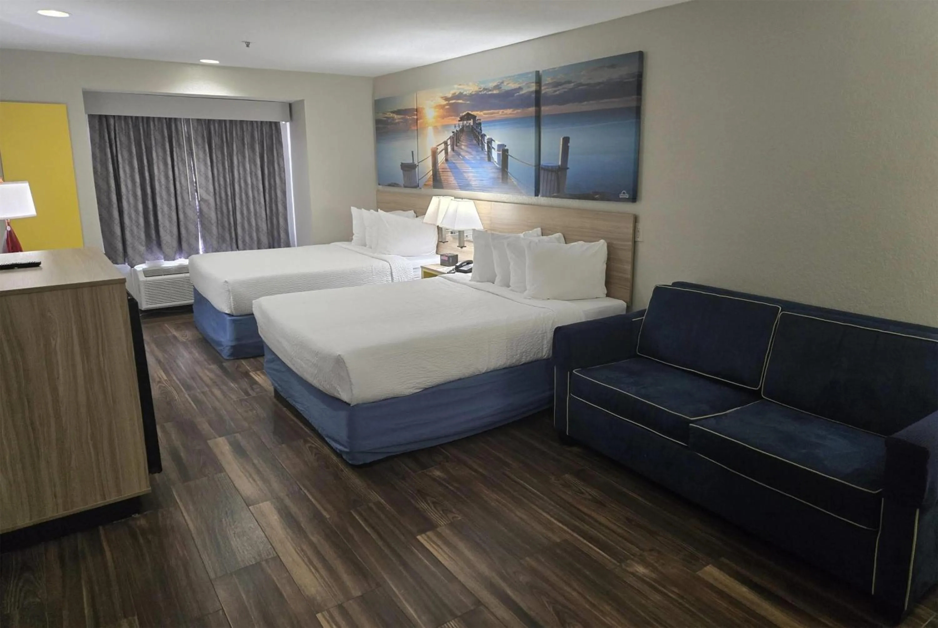 Photo of the whole room, Bed in Days Inn & Suites by Wyndham Tampa/Raymond James Stadium