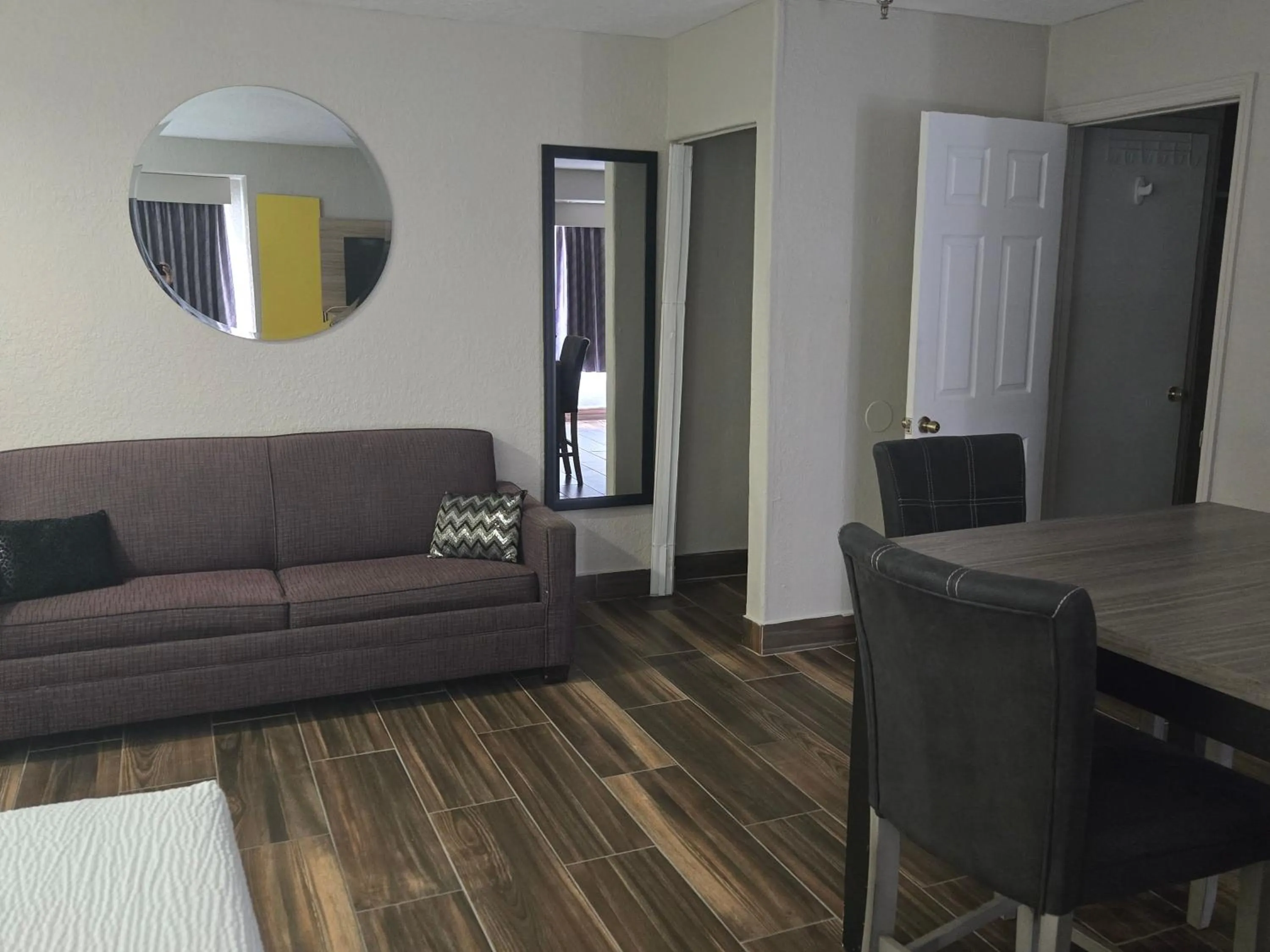 Days Inn & Suites by Wyndham Tampa/Raymond James Stadium