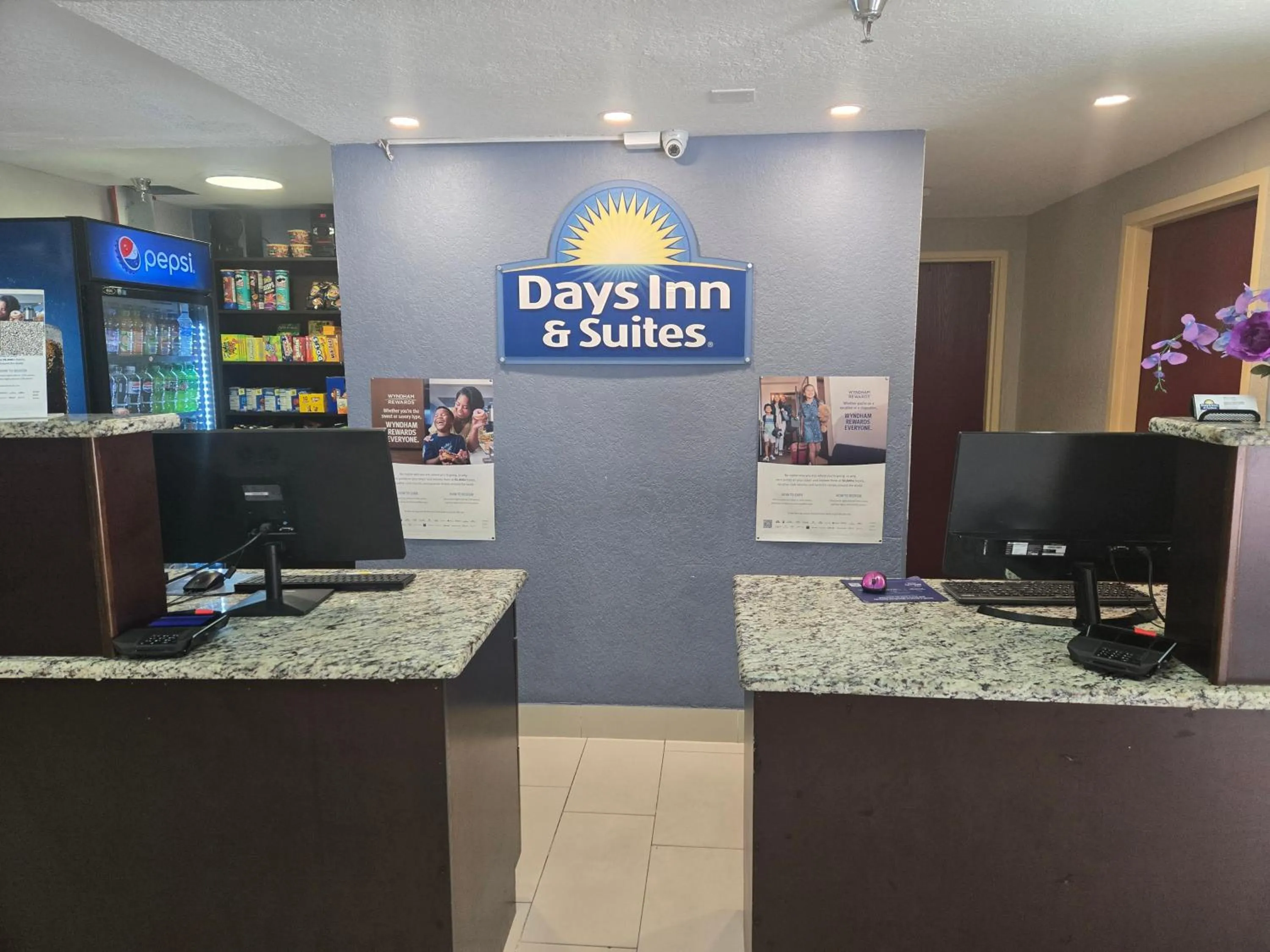 Days Inn & Suites by Wyndham Tampa/Raymond James Stadium