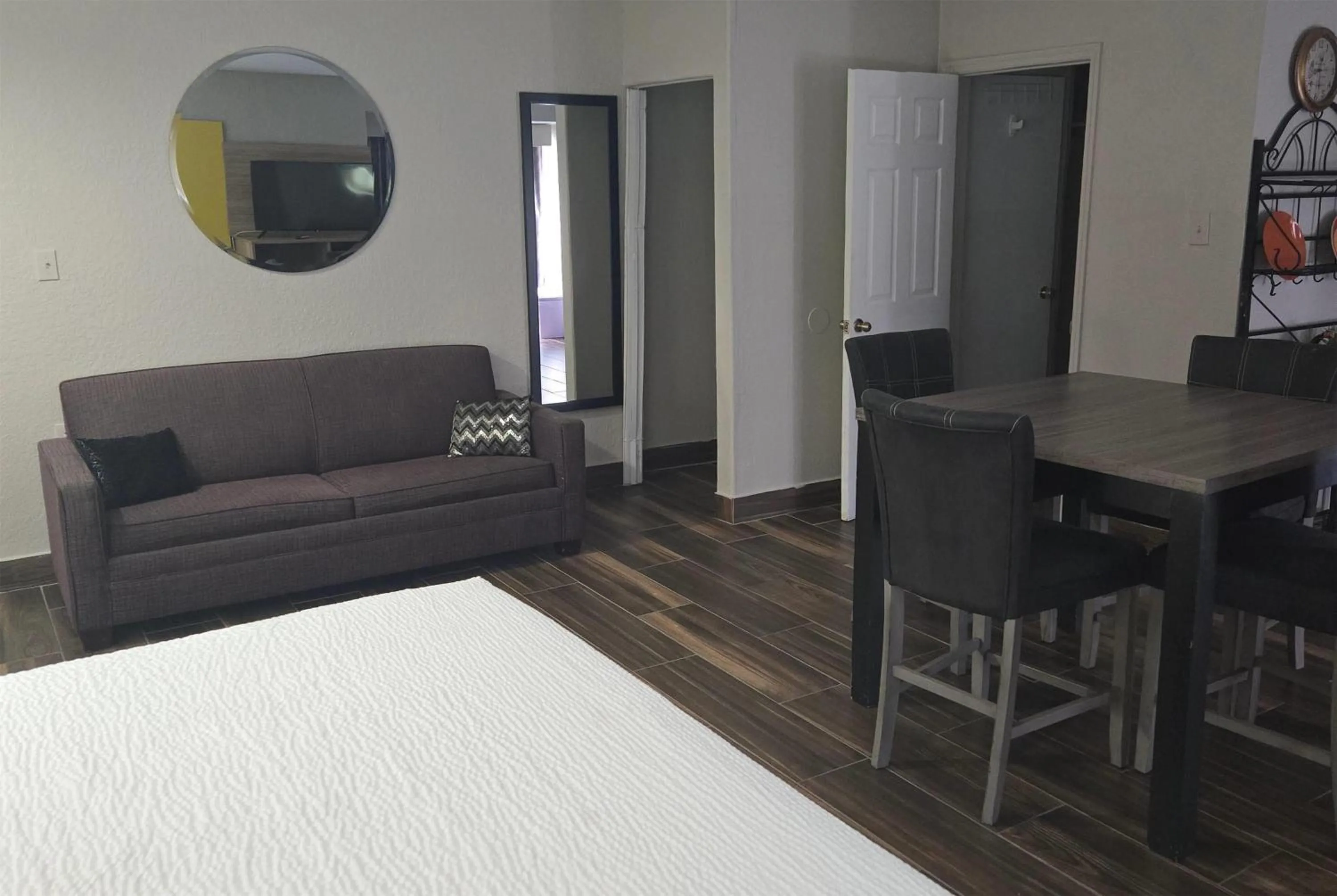 Photo of the whole room, Bed in Days Inn & Suites by Wyndham Tampa/Raymond James Stadium