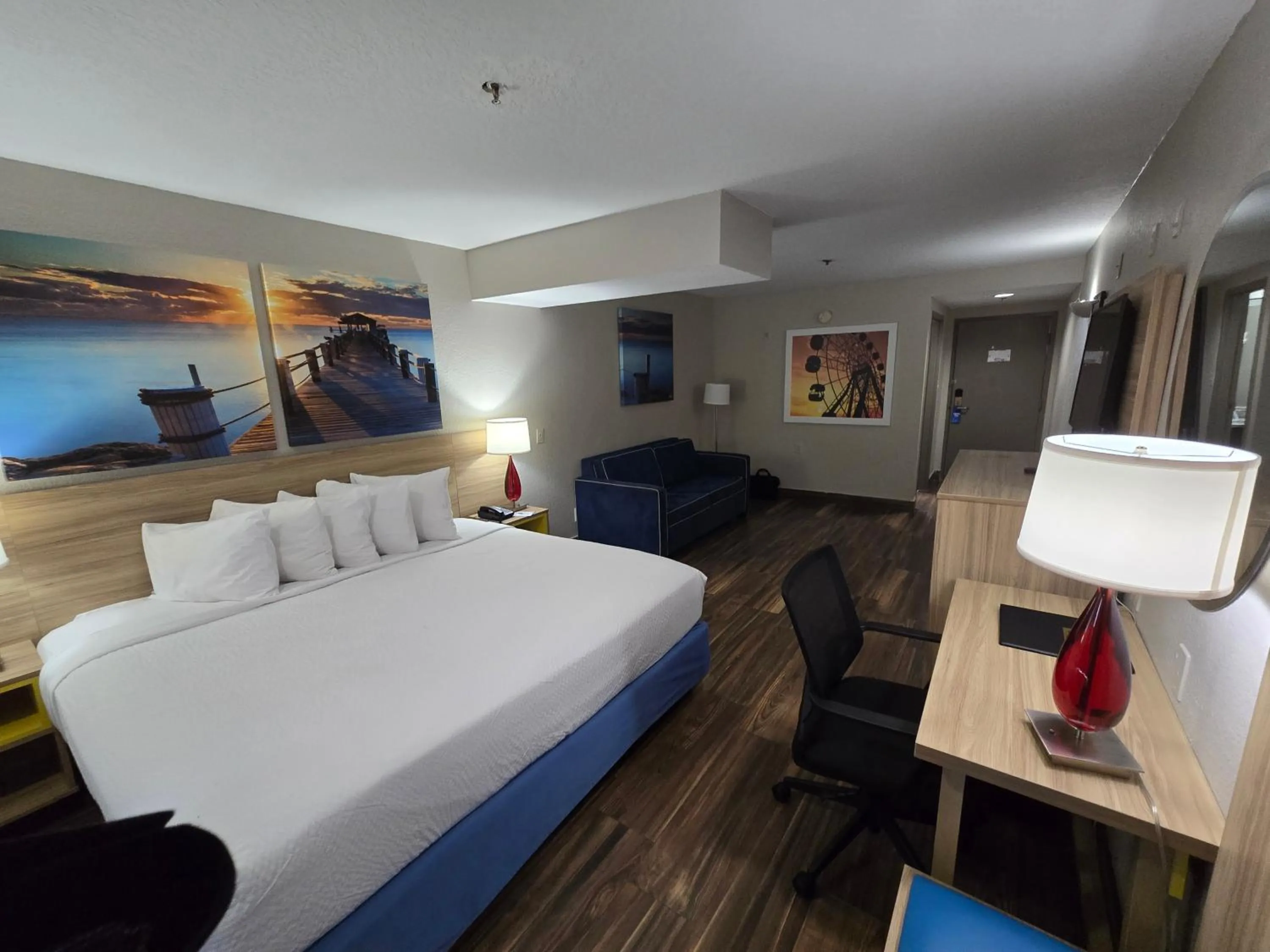 Bed in Days Inn & Suites by Wyndham Tampa/Raymond James Stadium