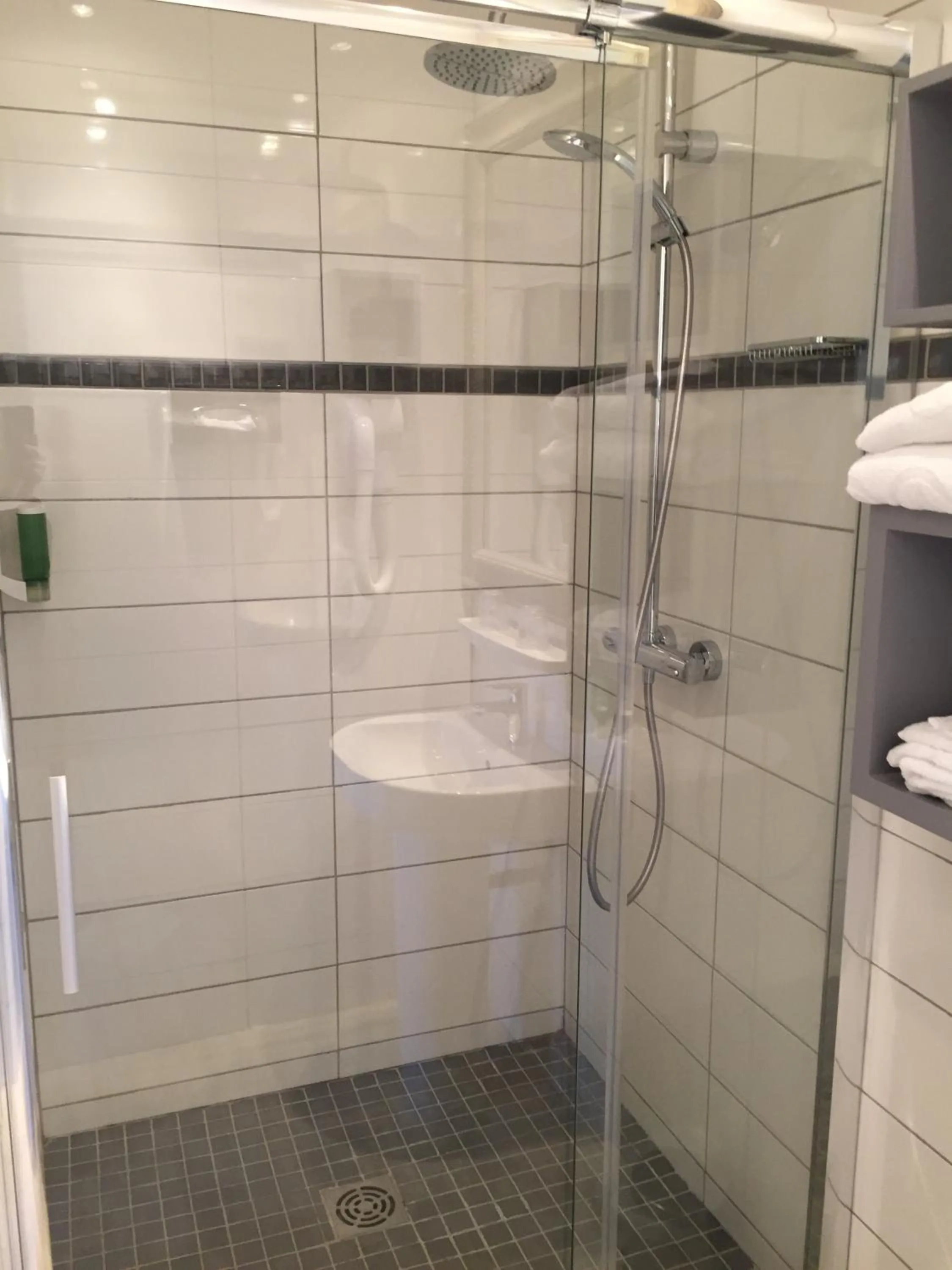 Shower in Grand Hotel de L'Univers