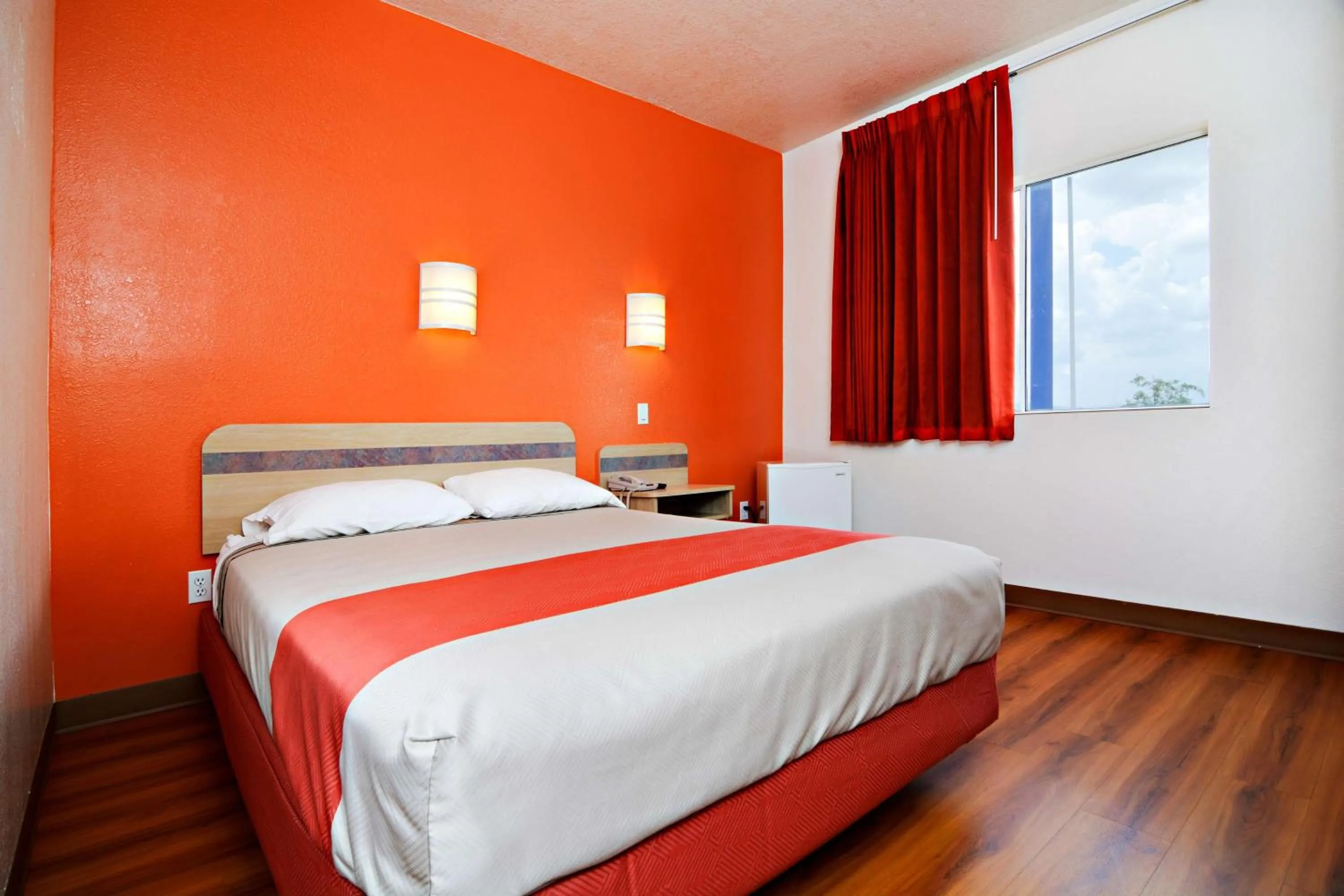 Photo of the whole room, Bed in Motel 6-Benson, AZ