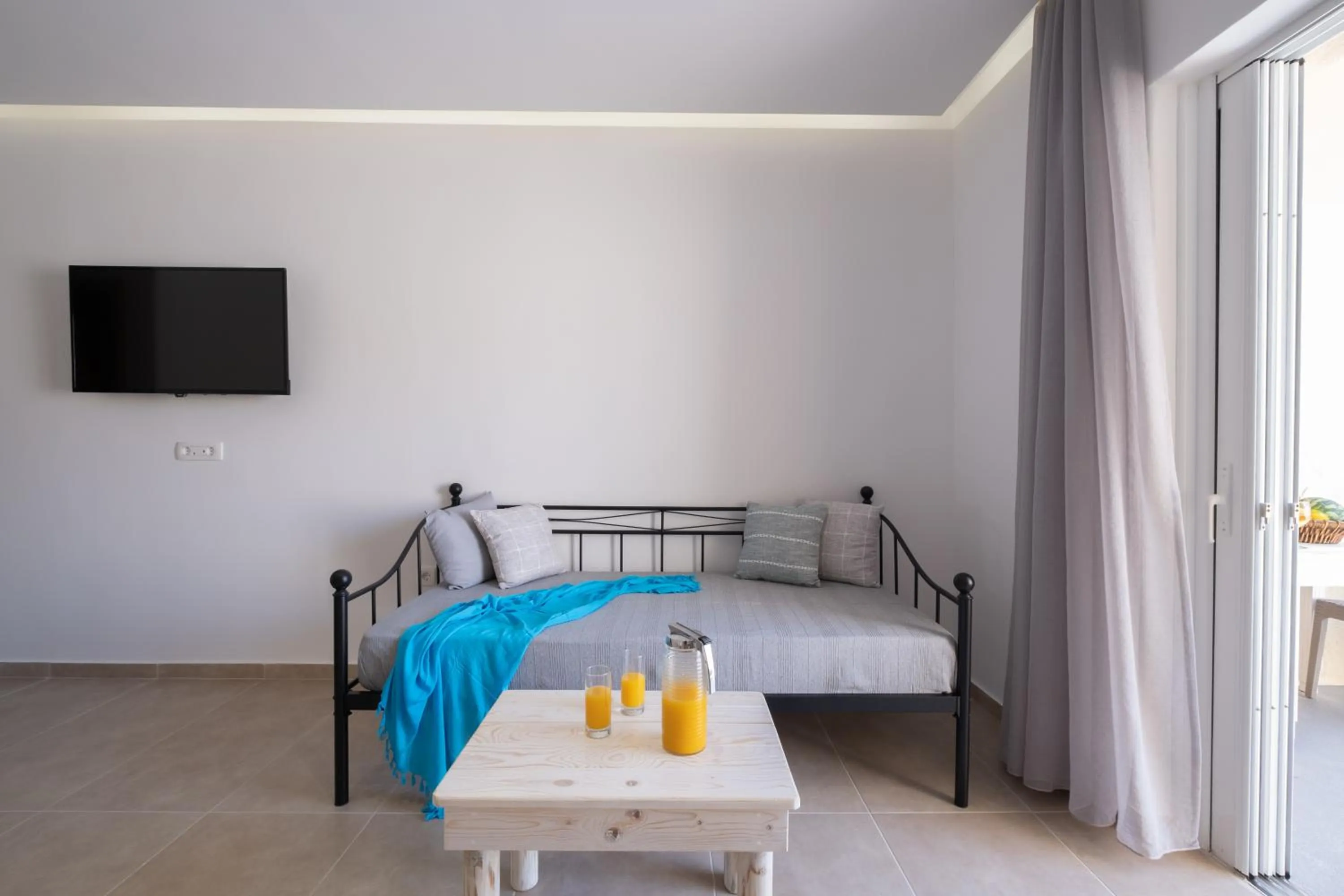 Bed in Cyclops Beach Apartments