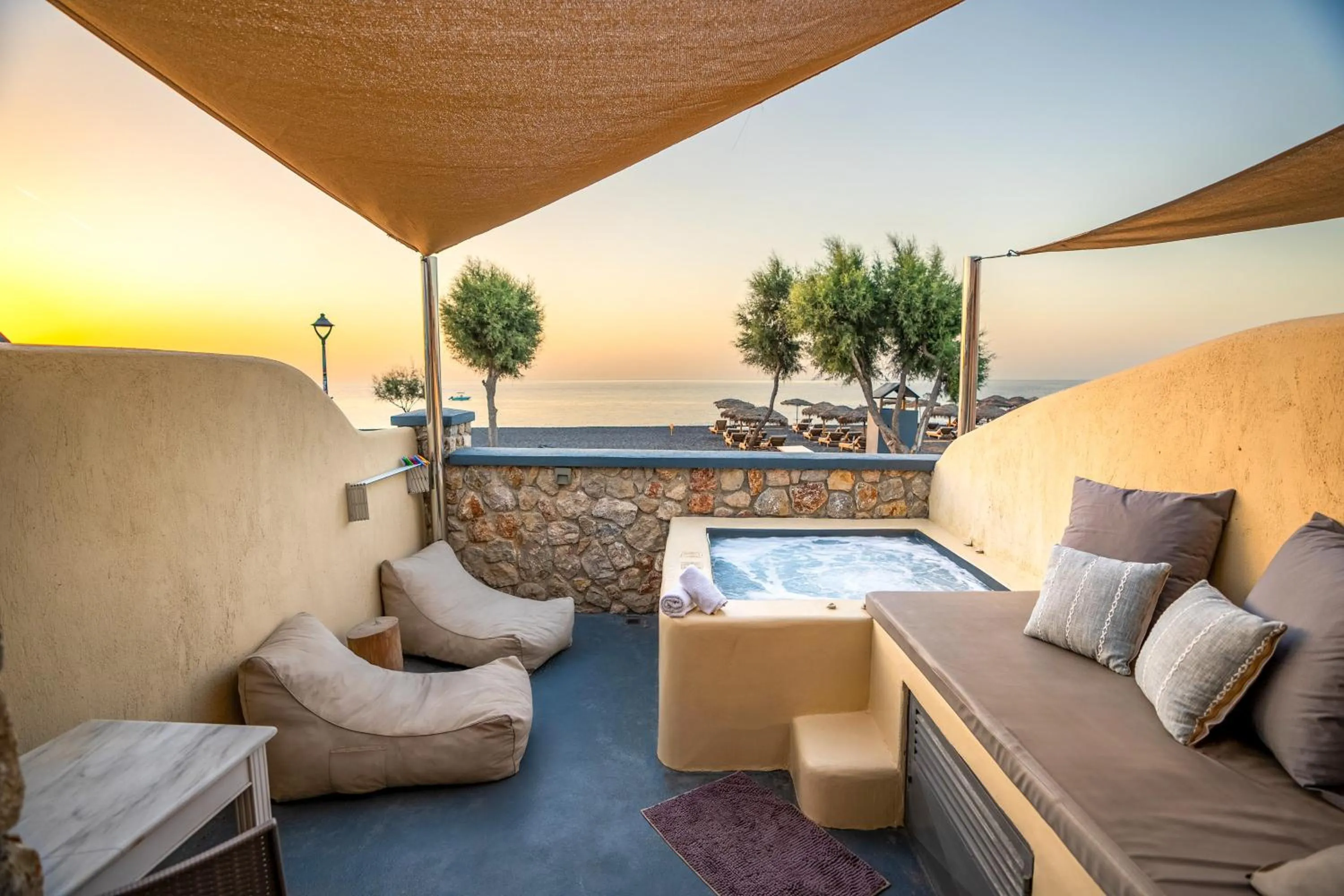 Cyclops Beach Apartments