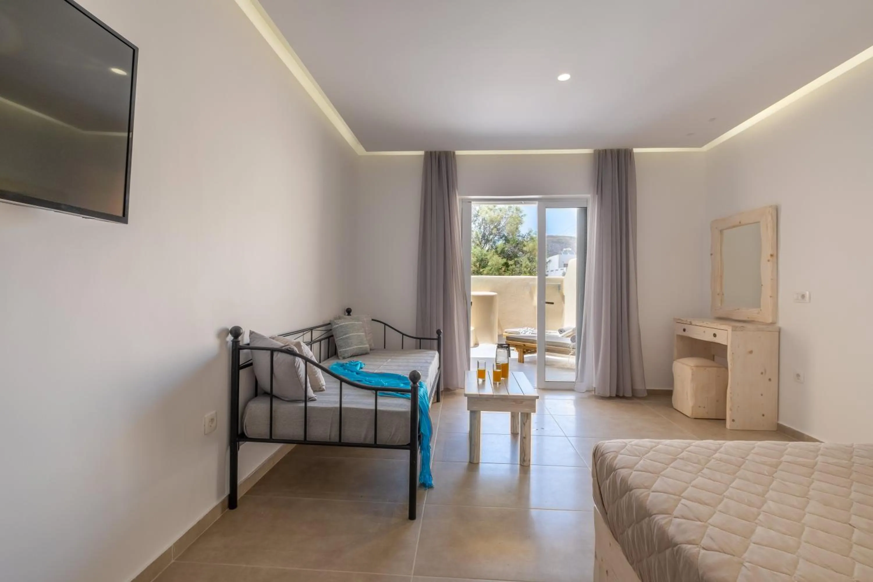 Bed in Cyclops Beach Apartments