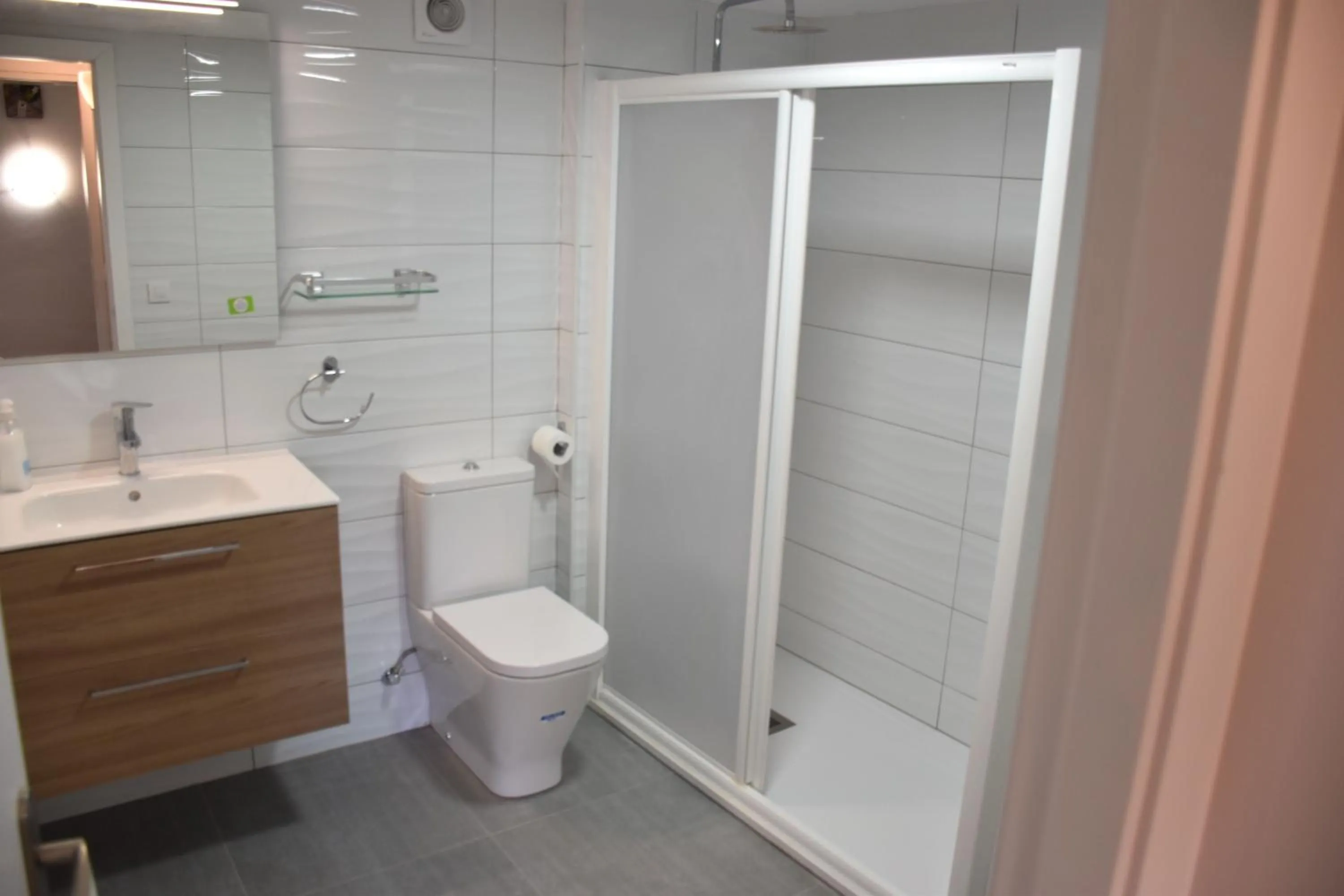 Shower in Rosesapparts A20deMar Triplex