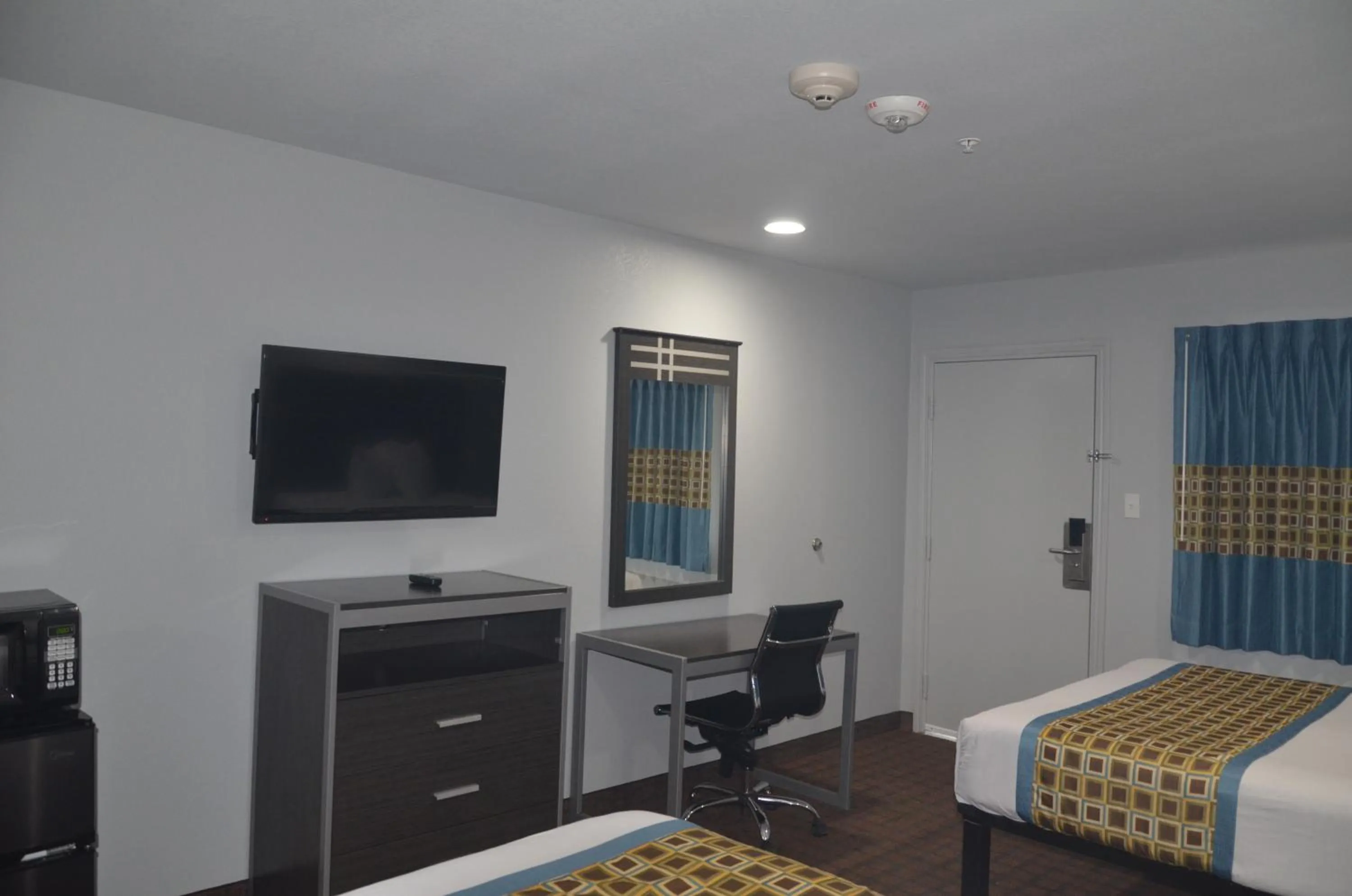 Bed in Travelers Inn