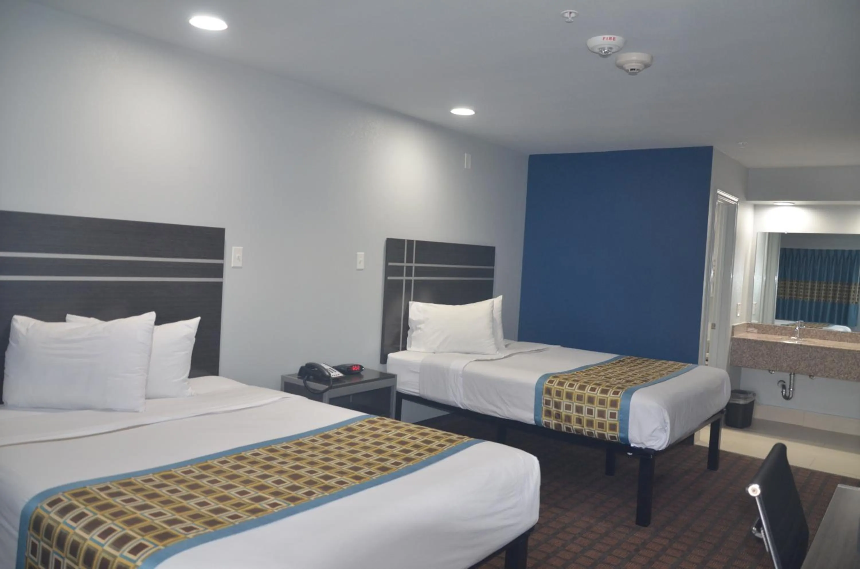 Bed in Travelers Inn