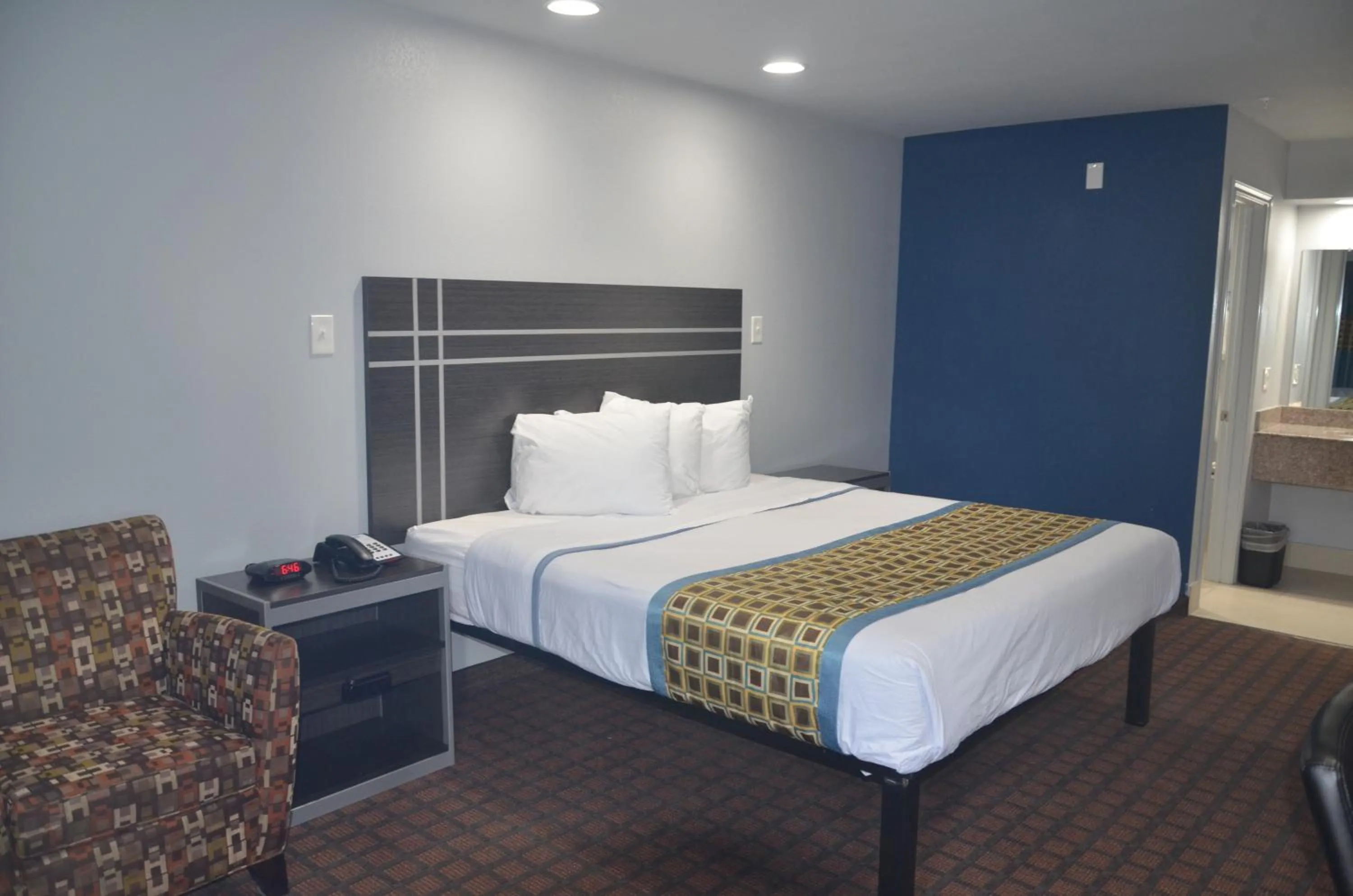 Bed in Travelers Inn