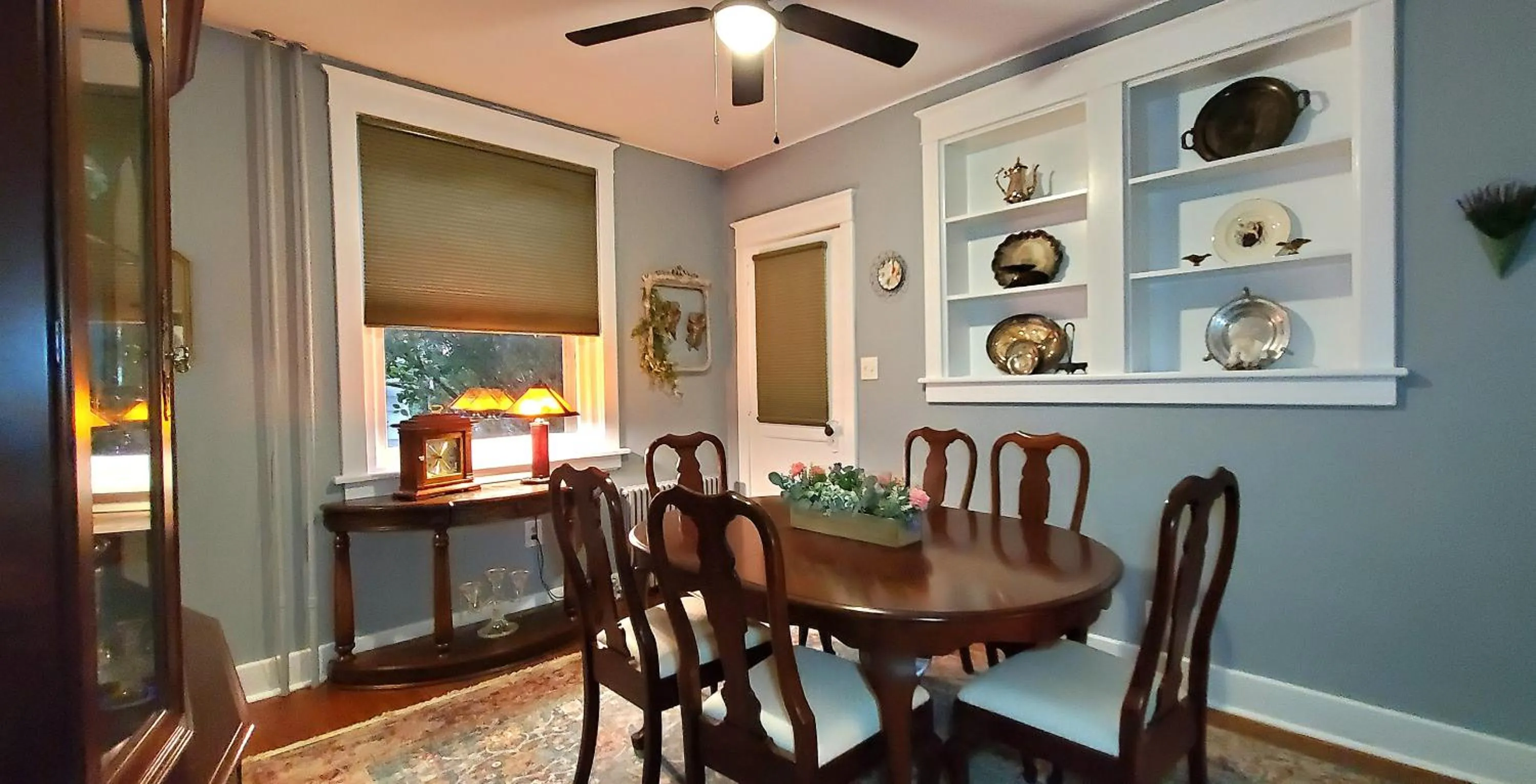 Dining area in Simmons Motel and Suites