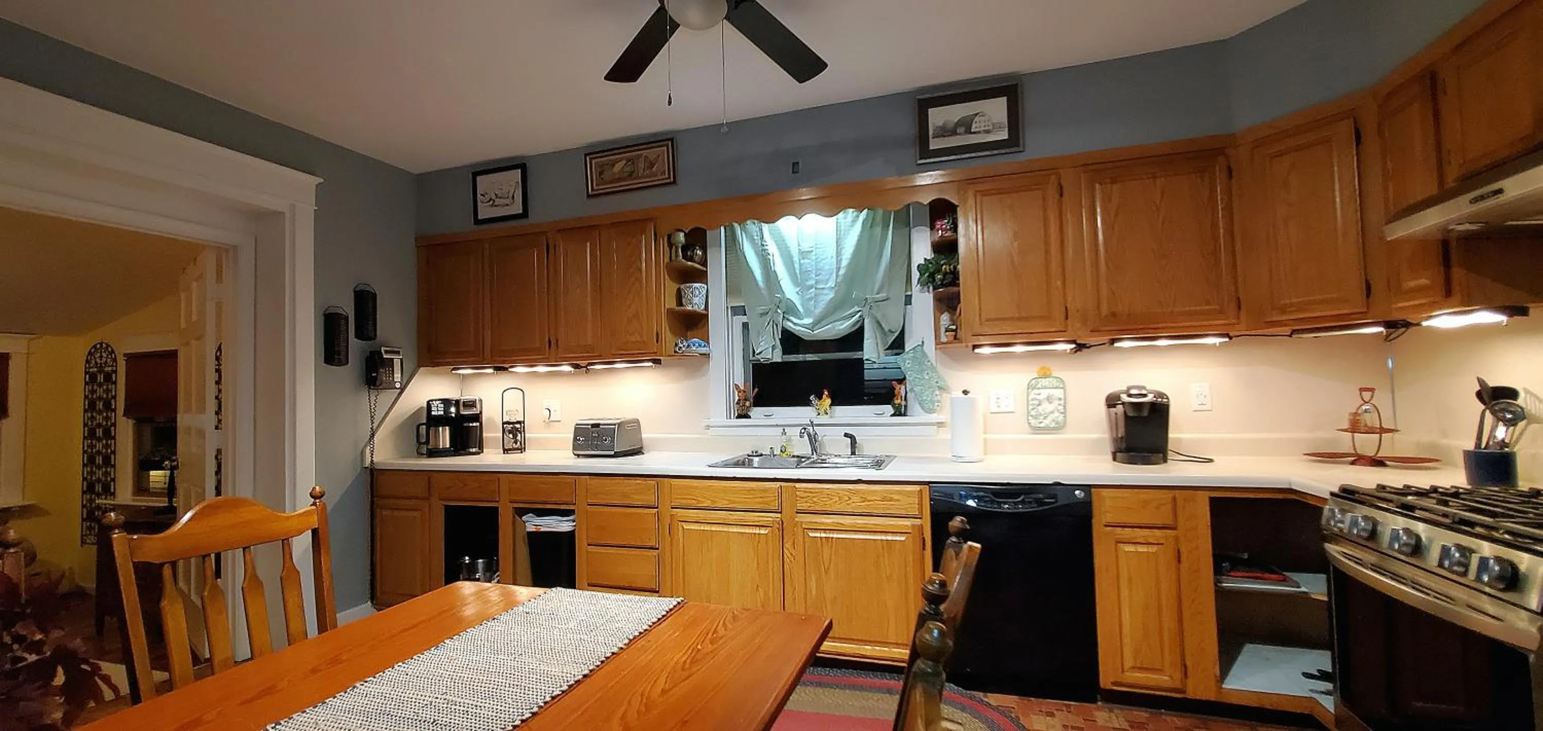 Kitchen or kitchenette in Simmons Motel and Suites