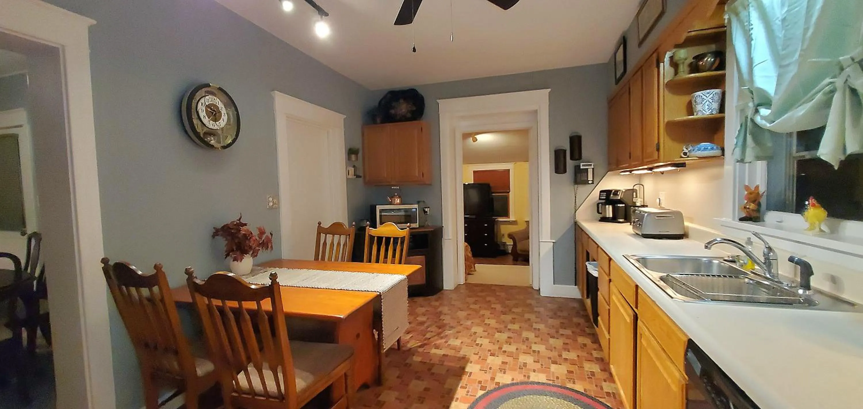 Kitchen or kitchenette in Simmons Motel and Suites