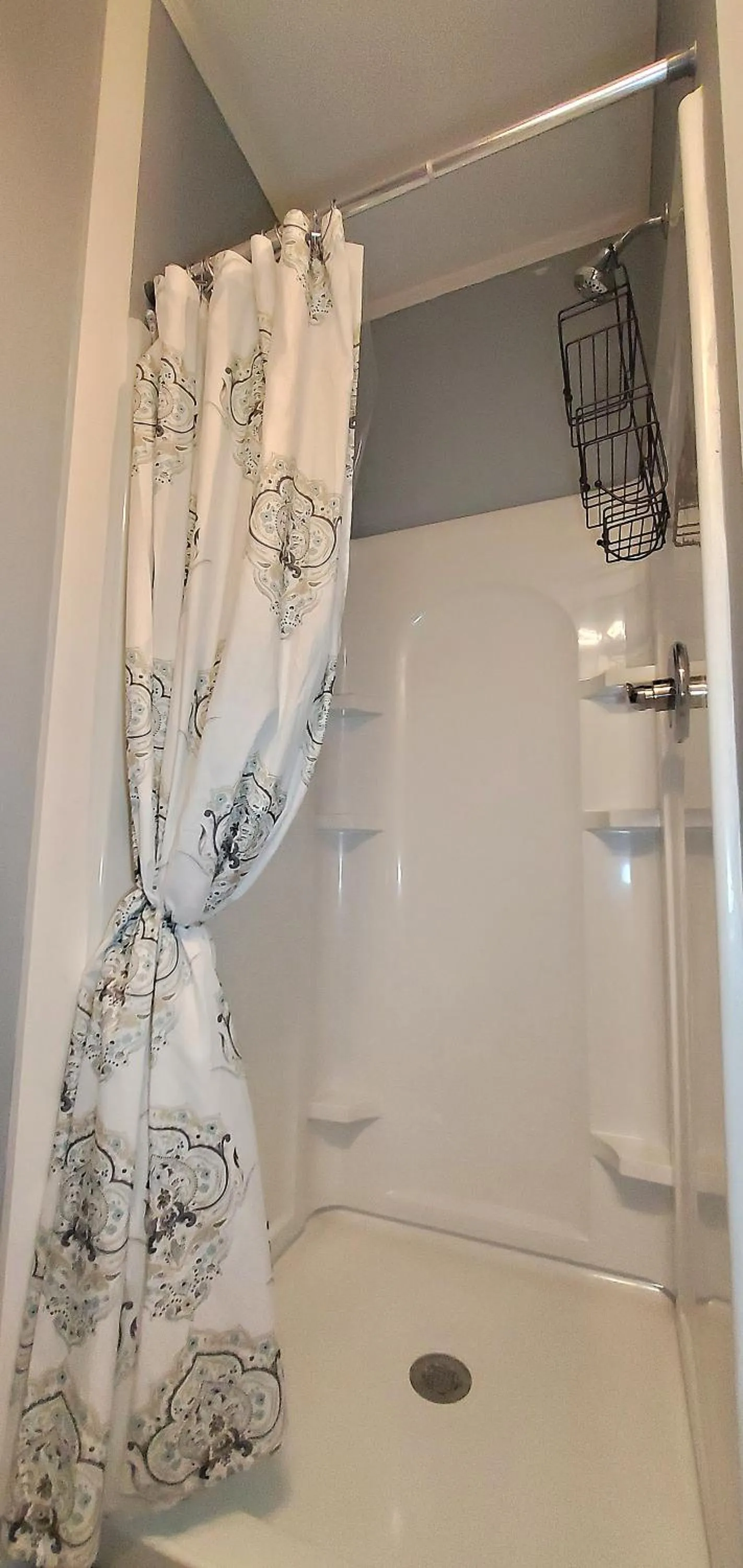 Shower in Simmons Motel and Suites