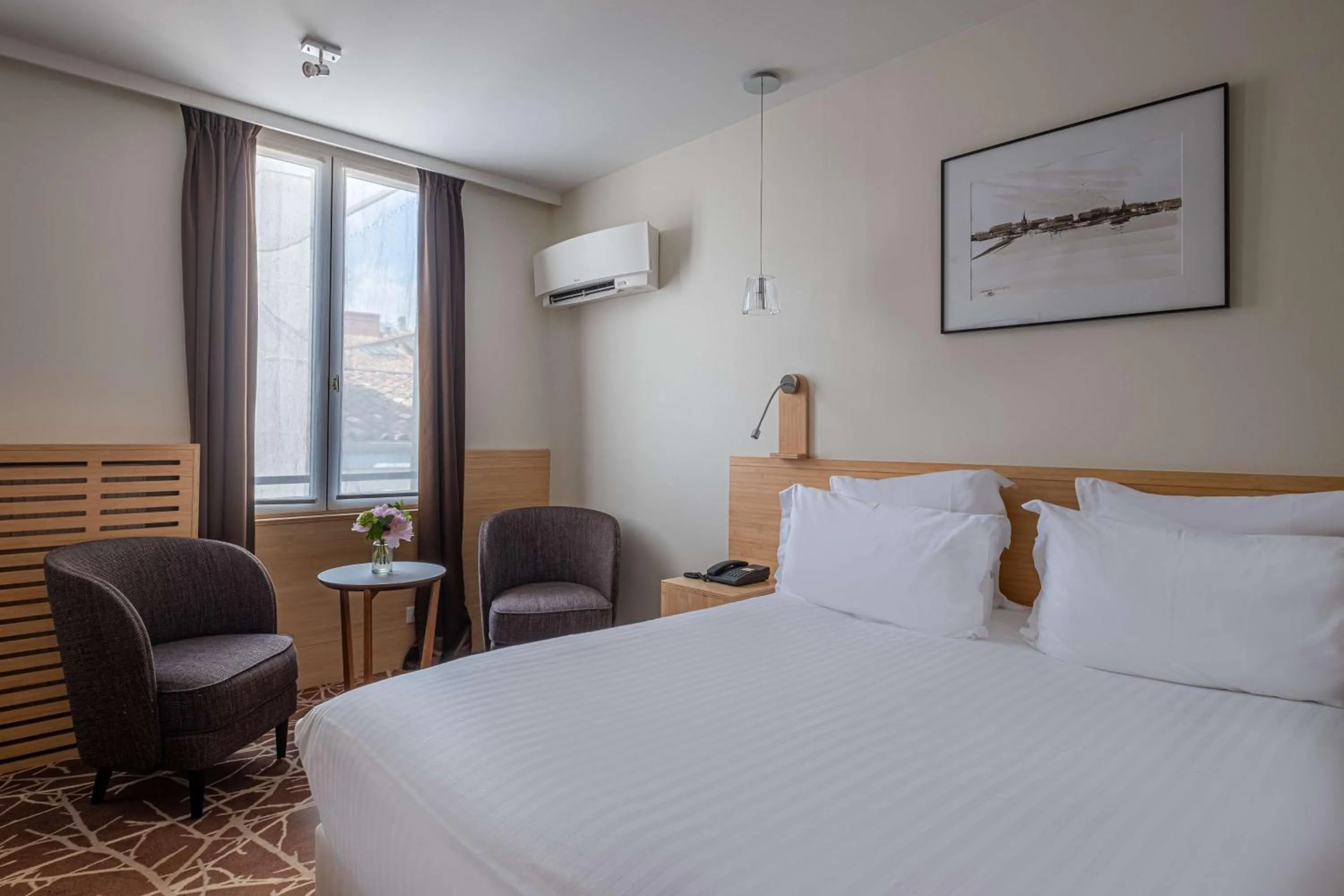 Bedroom, Bed in Grand Hotel Francais