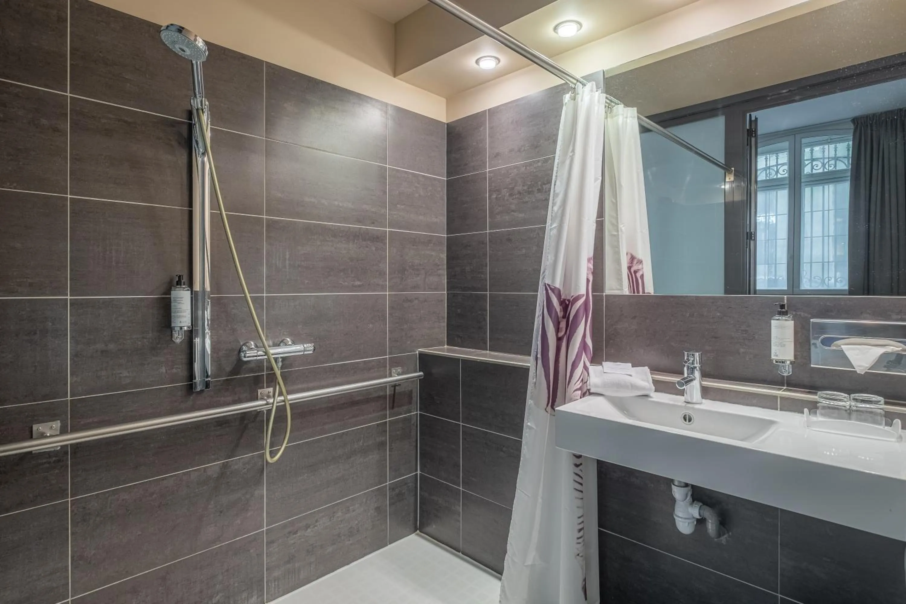 Bathroom in Grand Hotel Francais