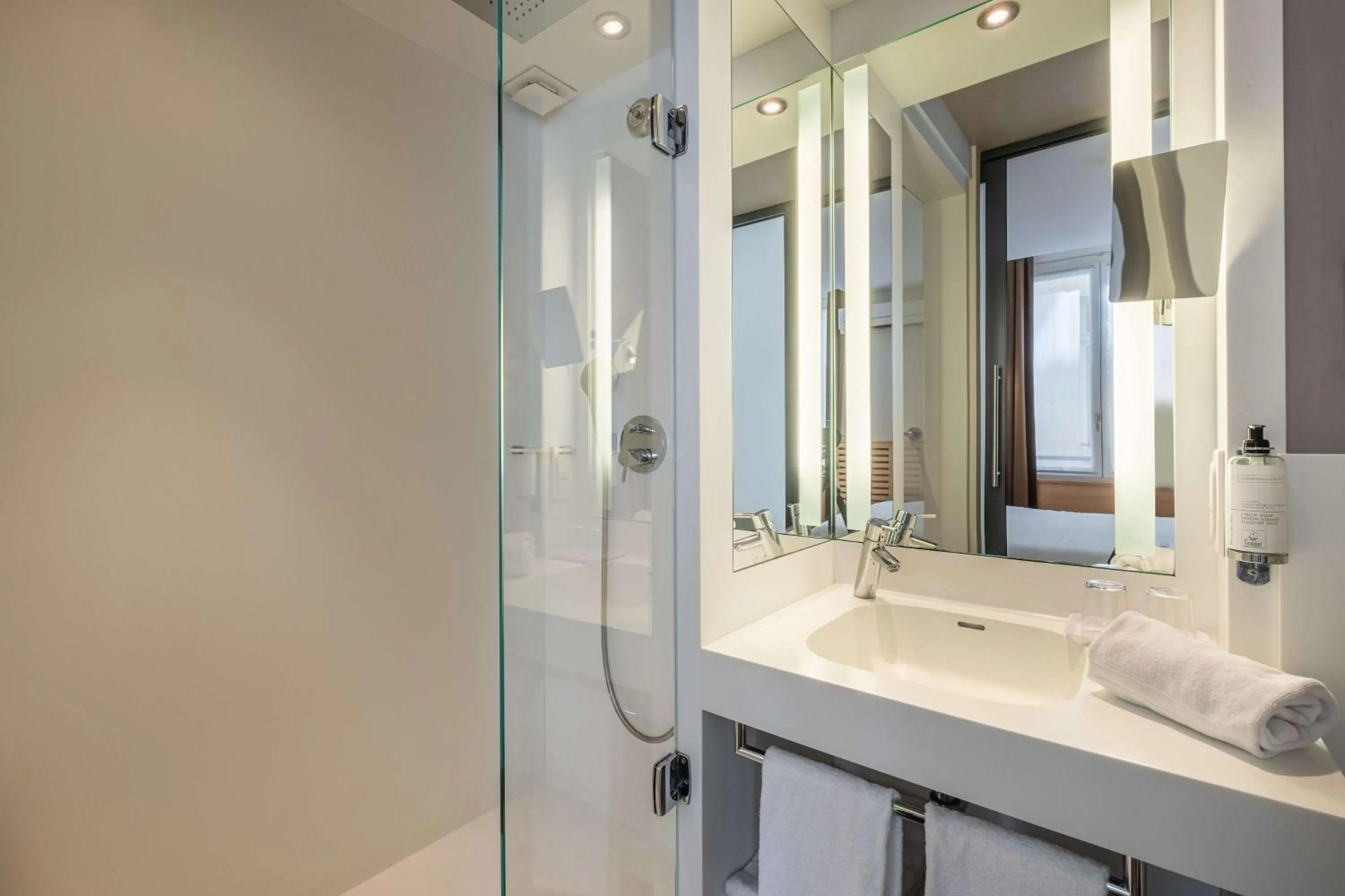 Bathroom in Grand Hotel Francais