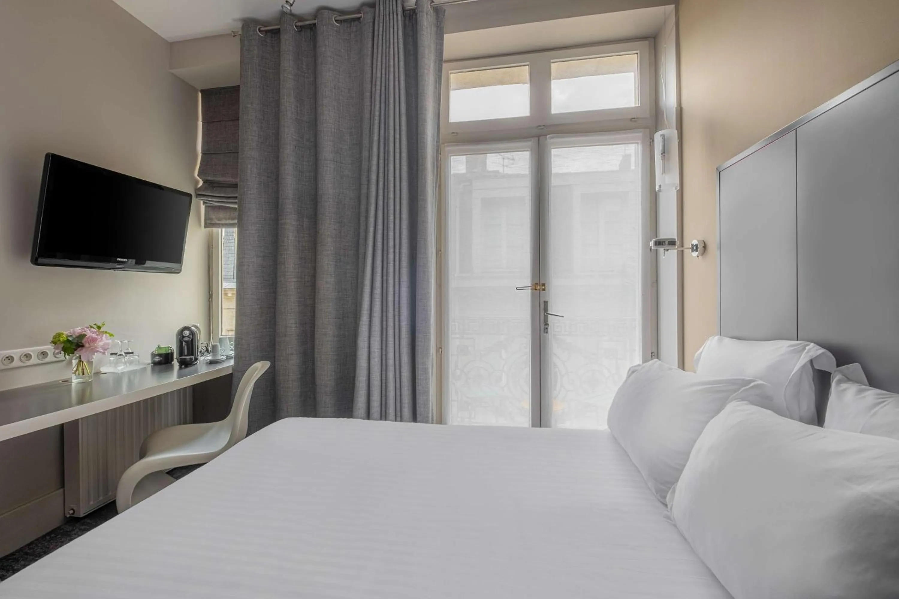 Bathroom, Bed in Grand Hotel Francais