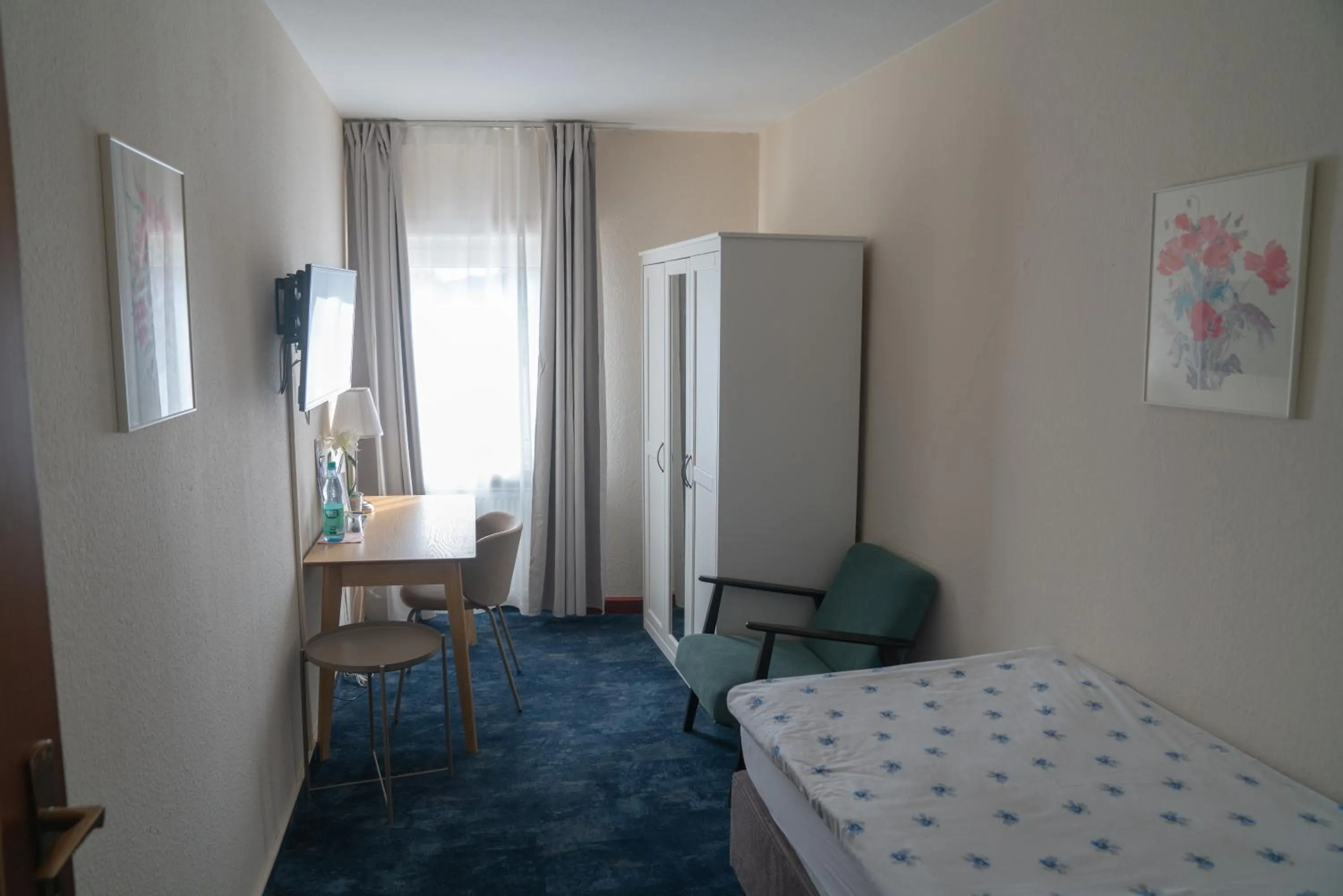 Photo of the whole room, Bed in Hotel zum Grafen Hallermunt