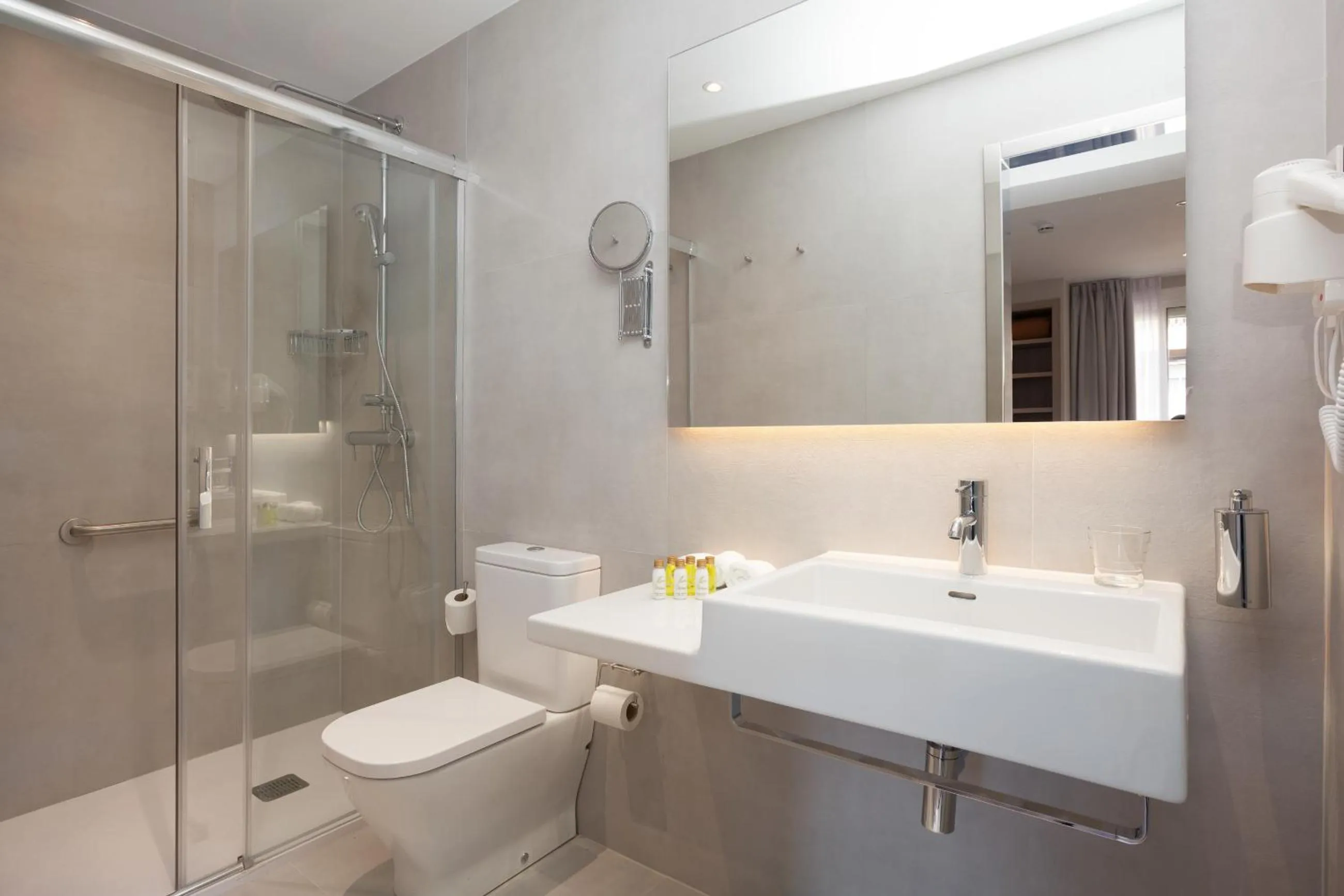 Shower in Hostal Centric