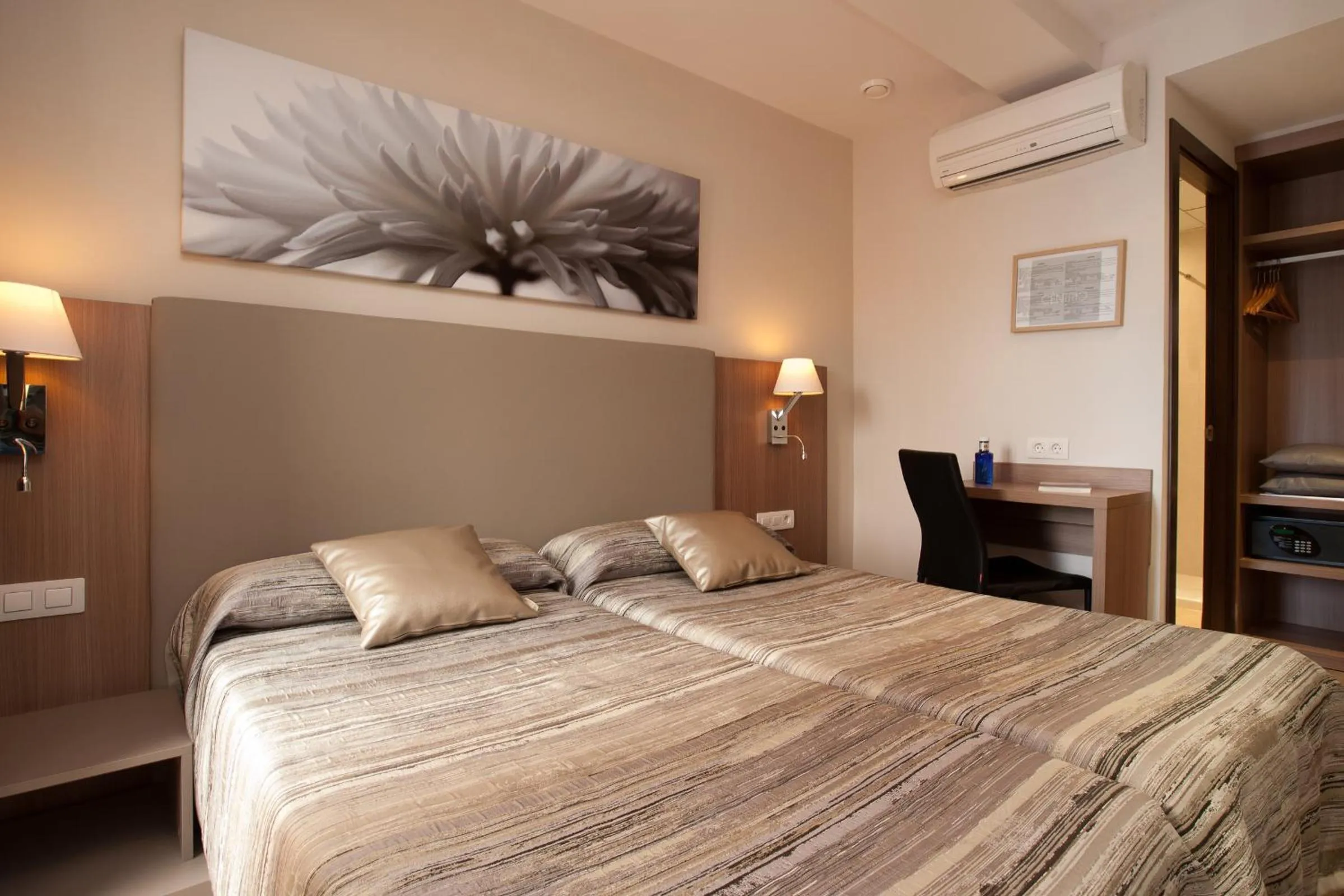 Bedroom, Bed in Hostal Centric