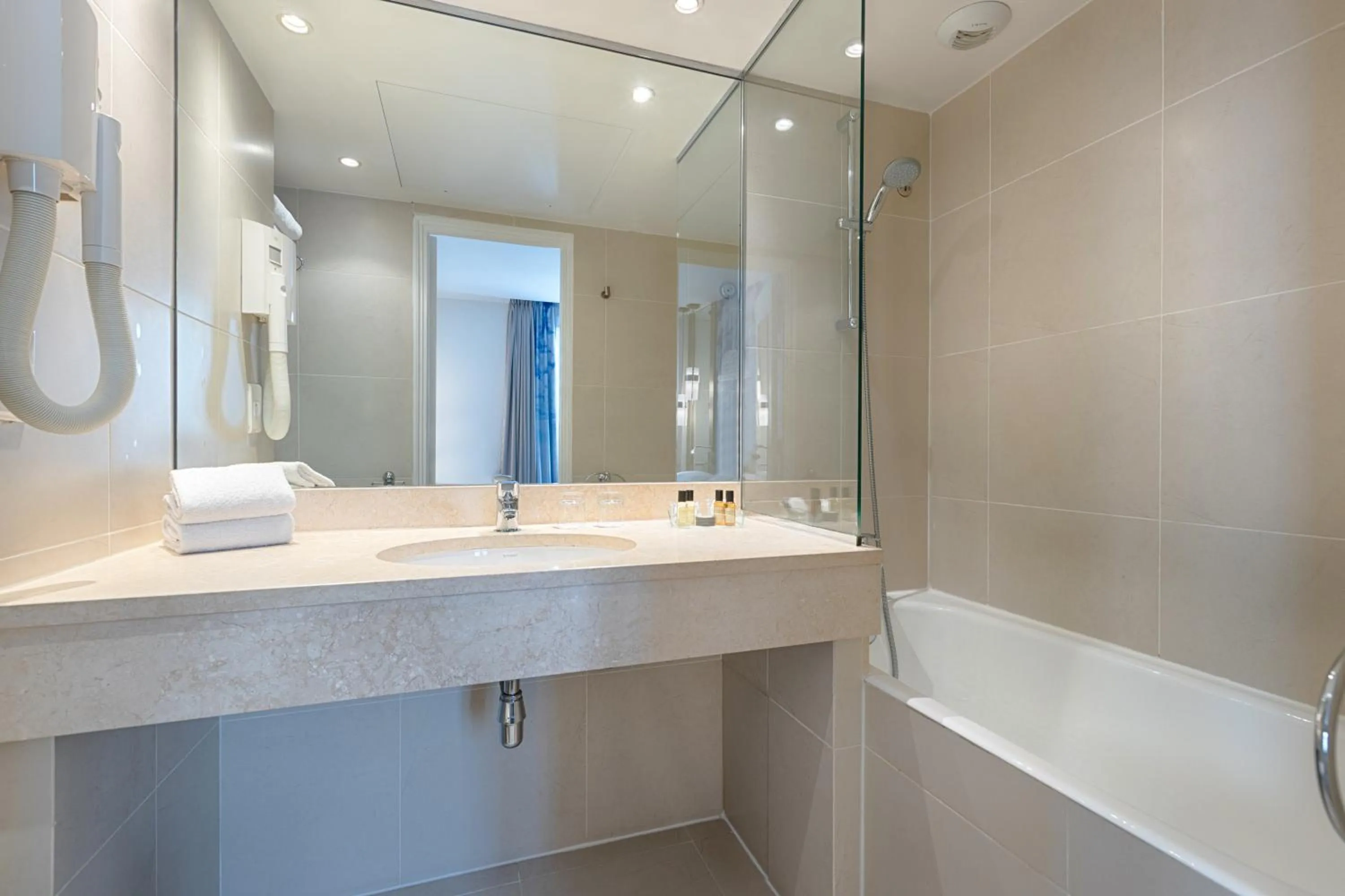 Bathroom in Hôtel A La Villa des Artistes