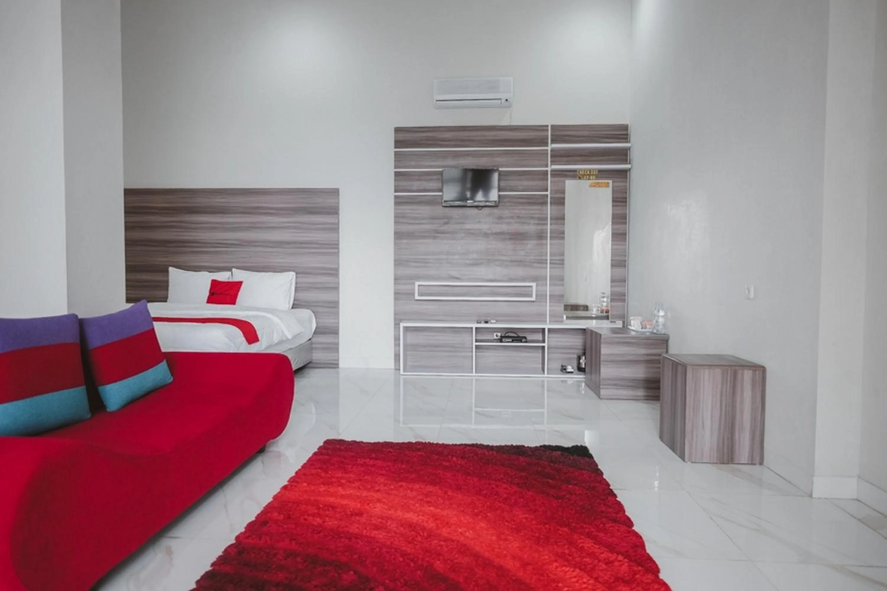 Photo of the whole room, Bed in RedDoorz Syariah @ Jalan Dieng