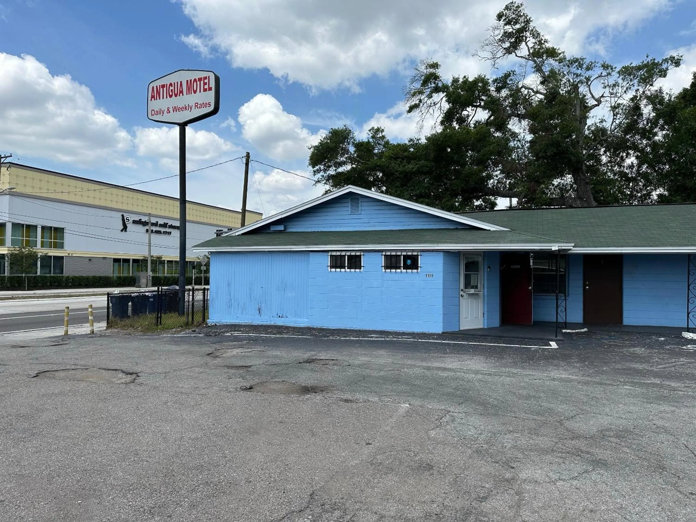 Facade/entrance in Antigua Motel by OYO Tampa US - 41