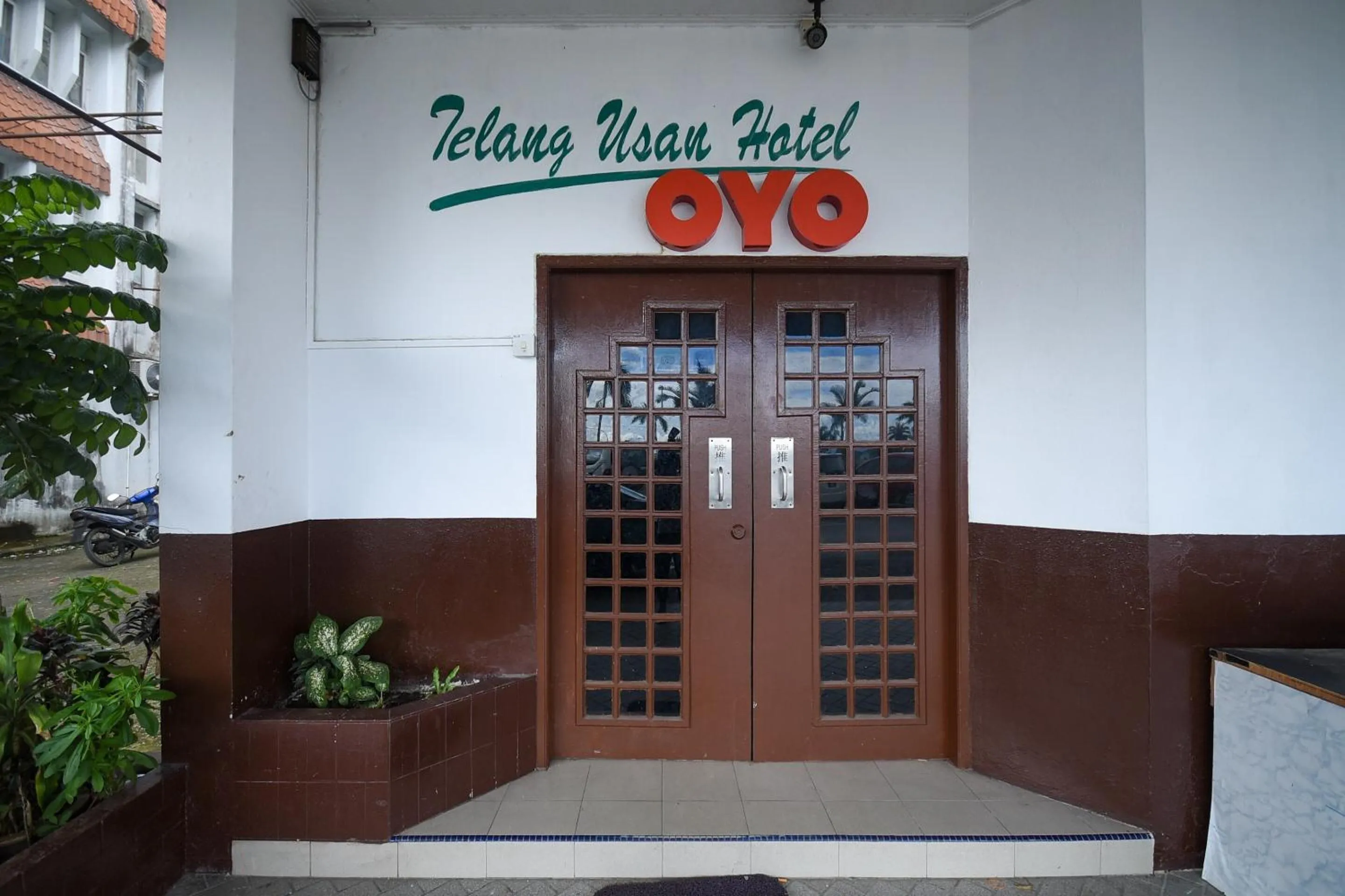 Facade/entrance in Super OYO 1018 Telang Usan Hotel Miri