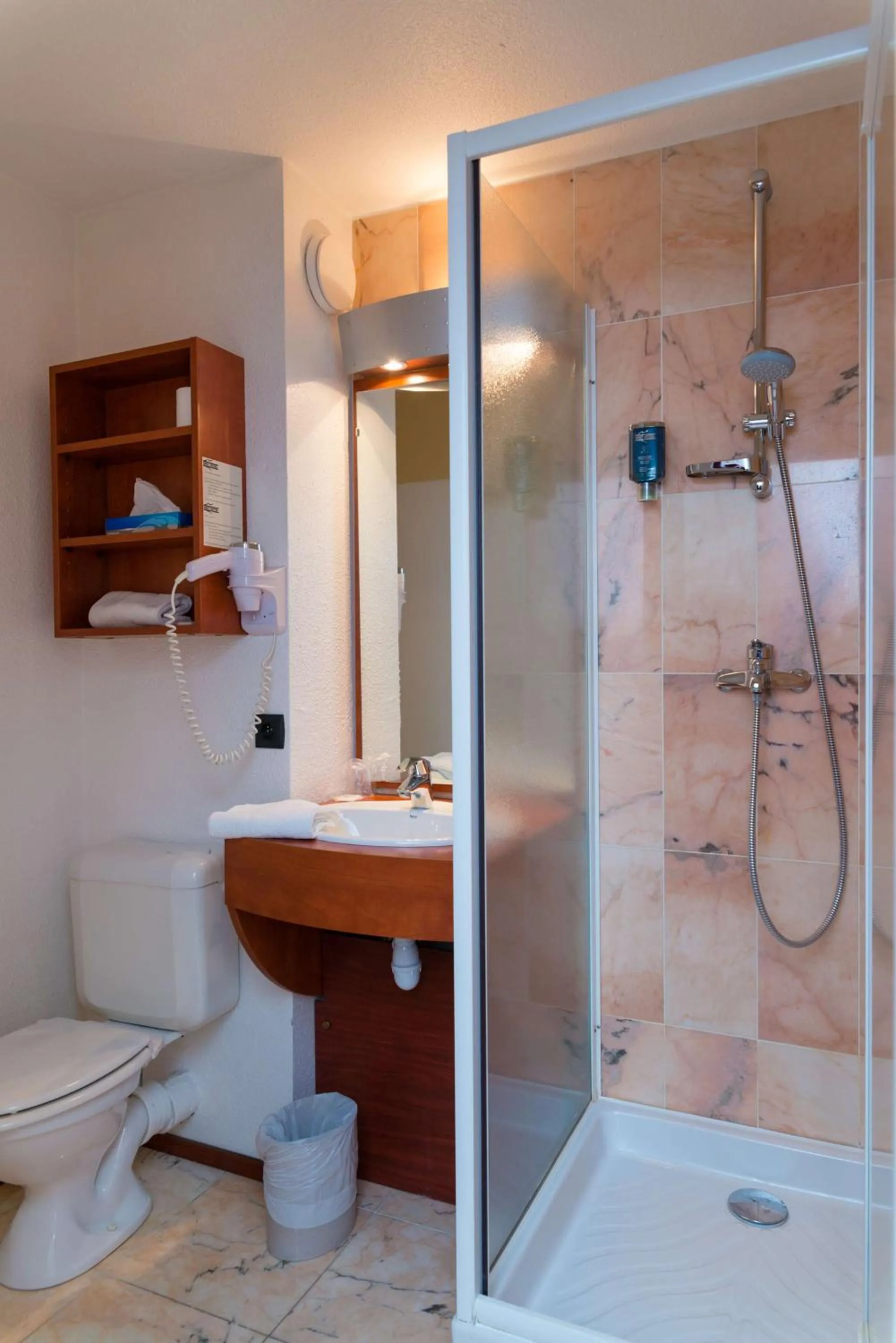 Bathroom in Brit Hotel Rennes St Grégoire – Le Villeneuve
