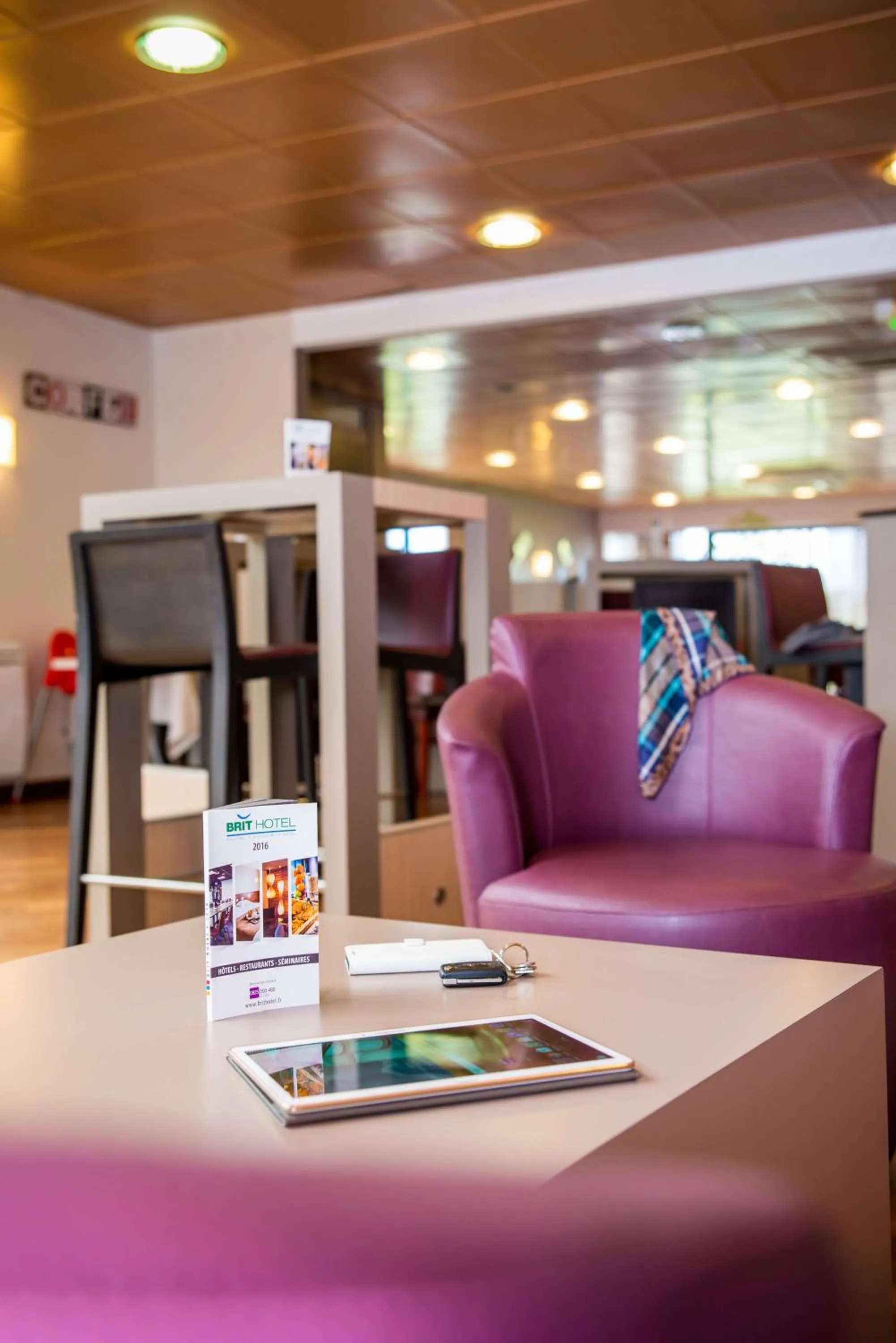 Lounge or bar in Brit Hotel Rennes St Grégoire – Le Villeneuve