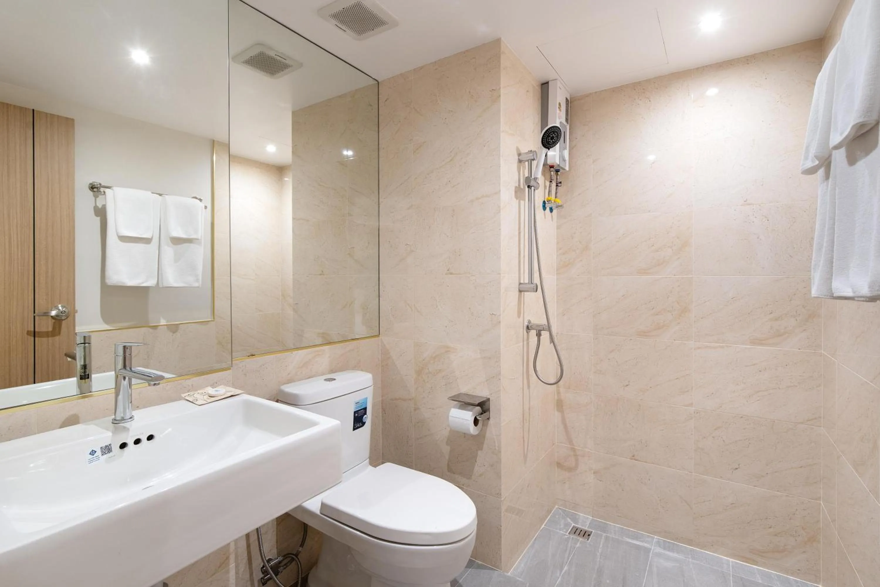 Shower in P-Park Hotel Bangkok