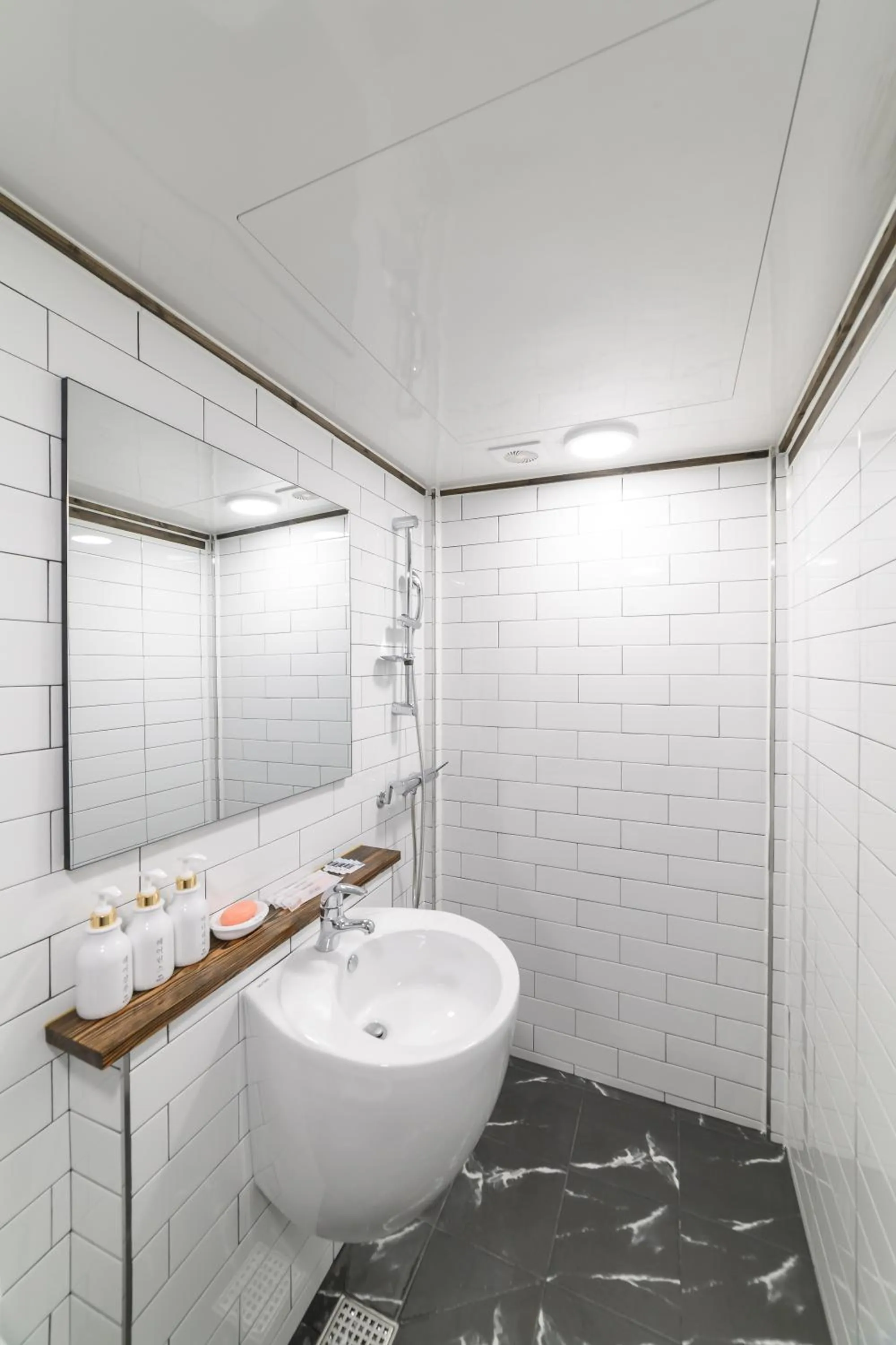 Shower in Gyeongju Hwarangroo