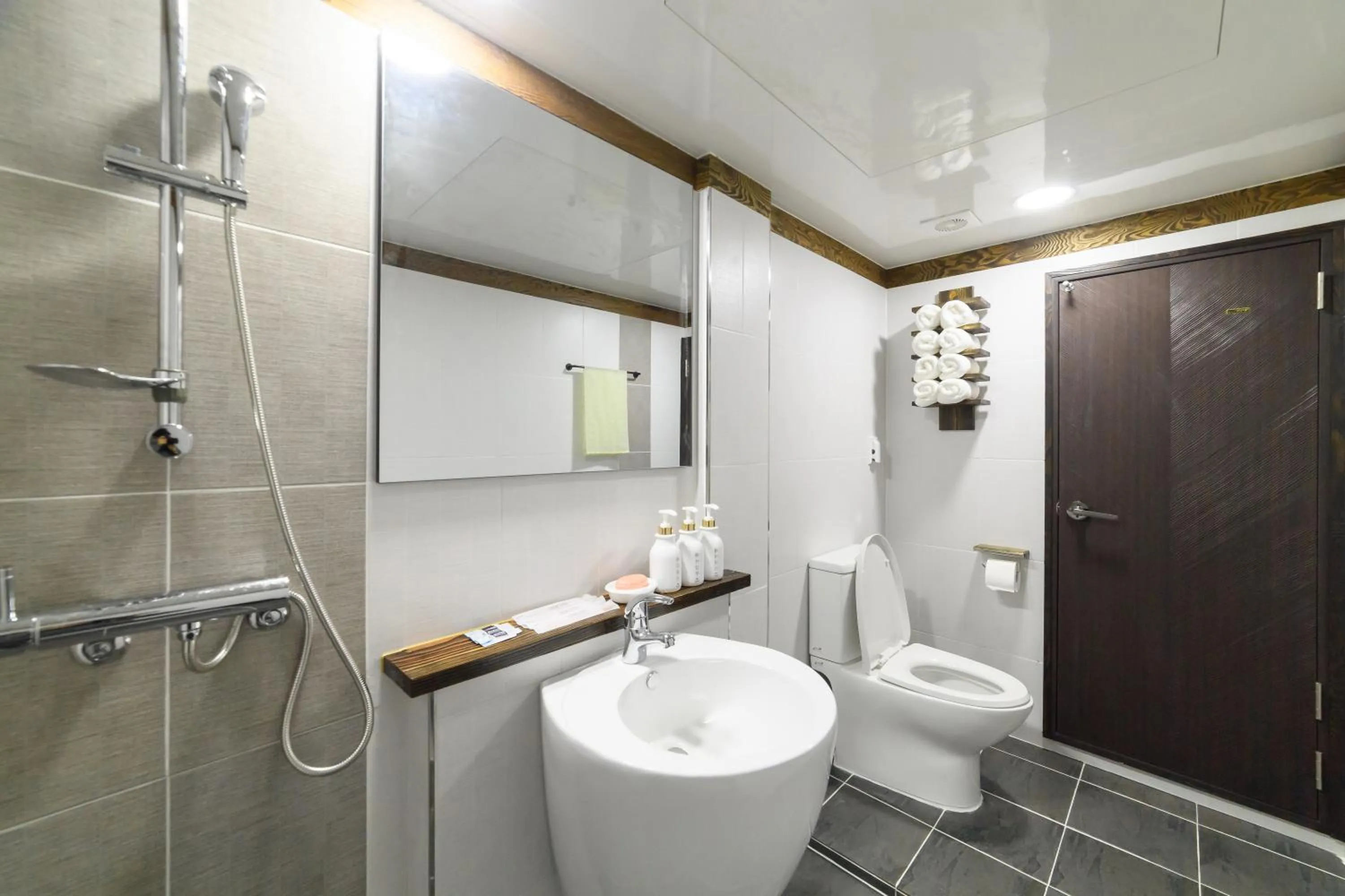 Shower in Gyeongju Hwarangroo