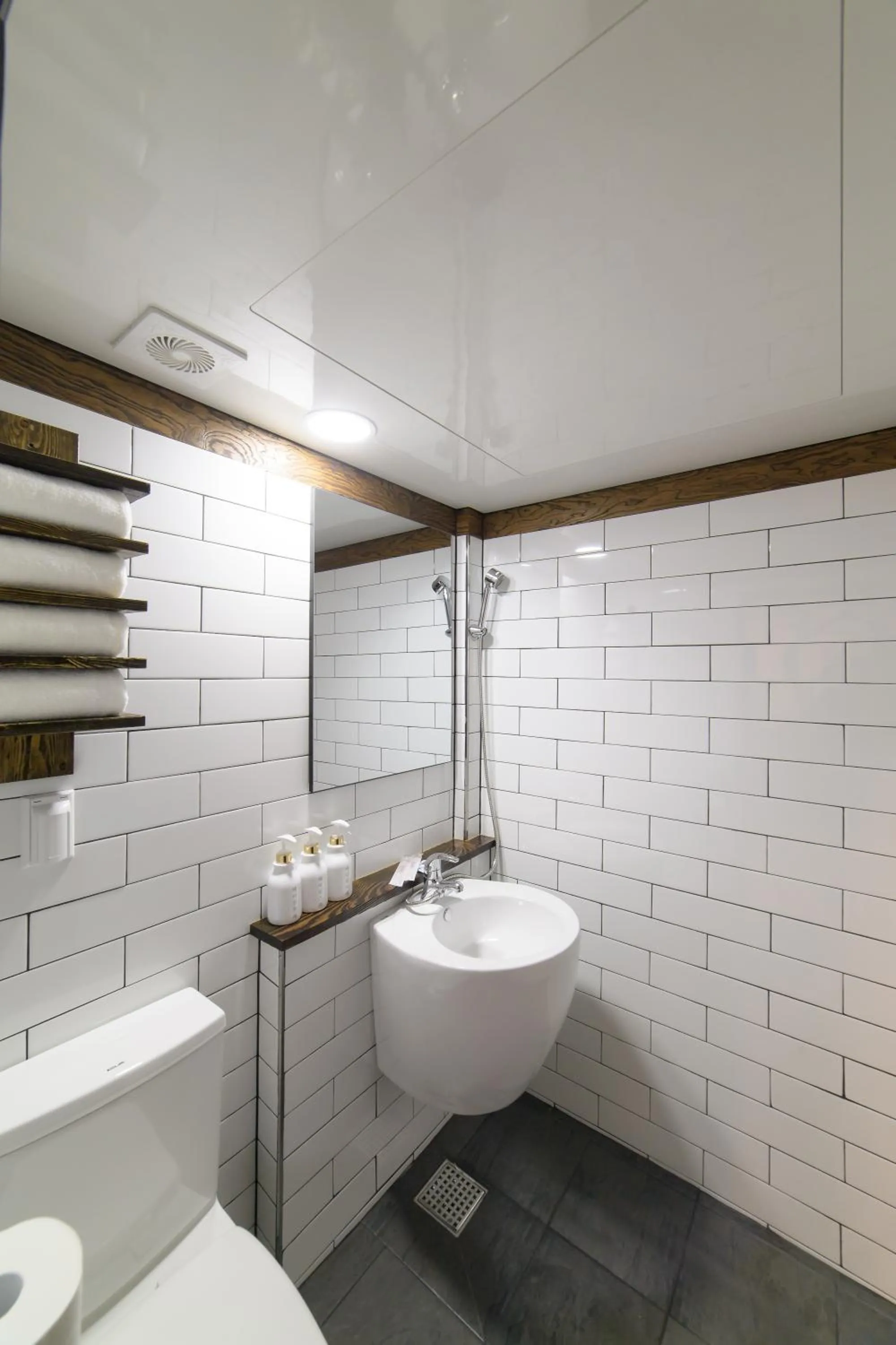 Shower in Gyeongju Hwarangroo