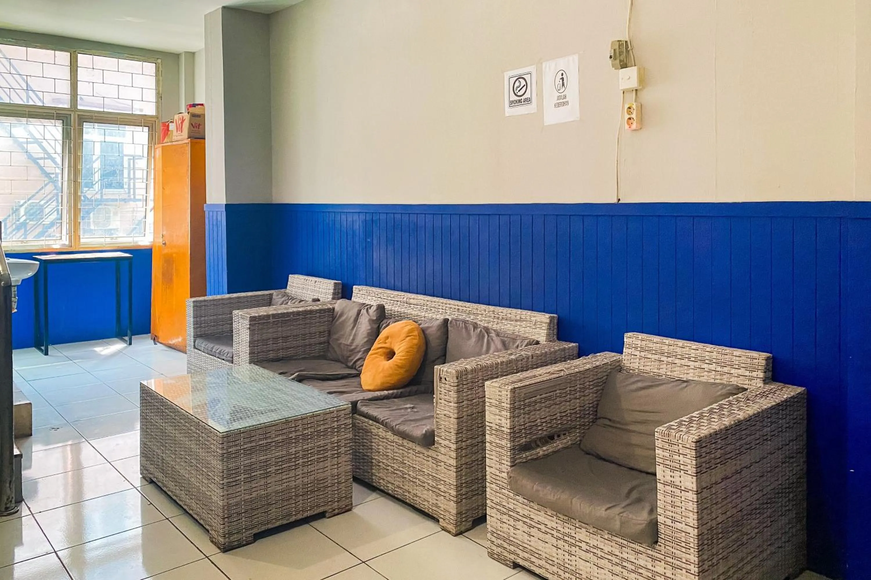 Seating area in RedDoorz near Palembang Square Mall 2