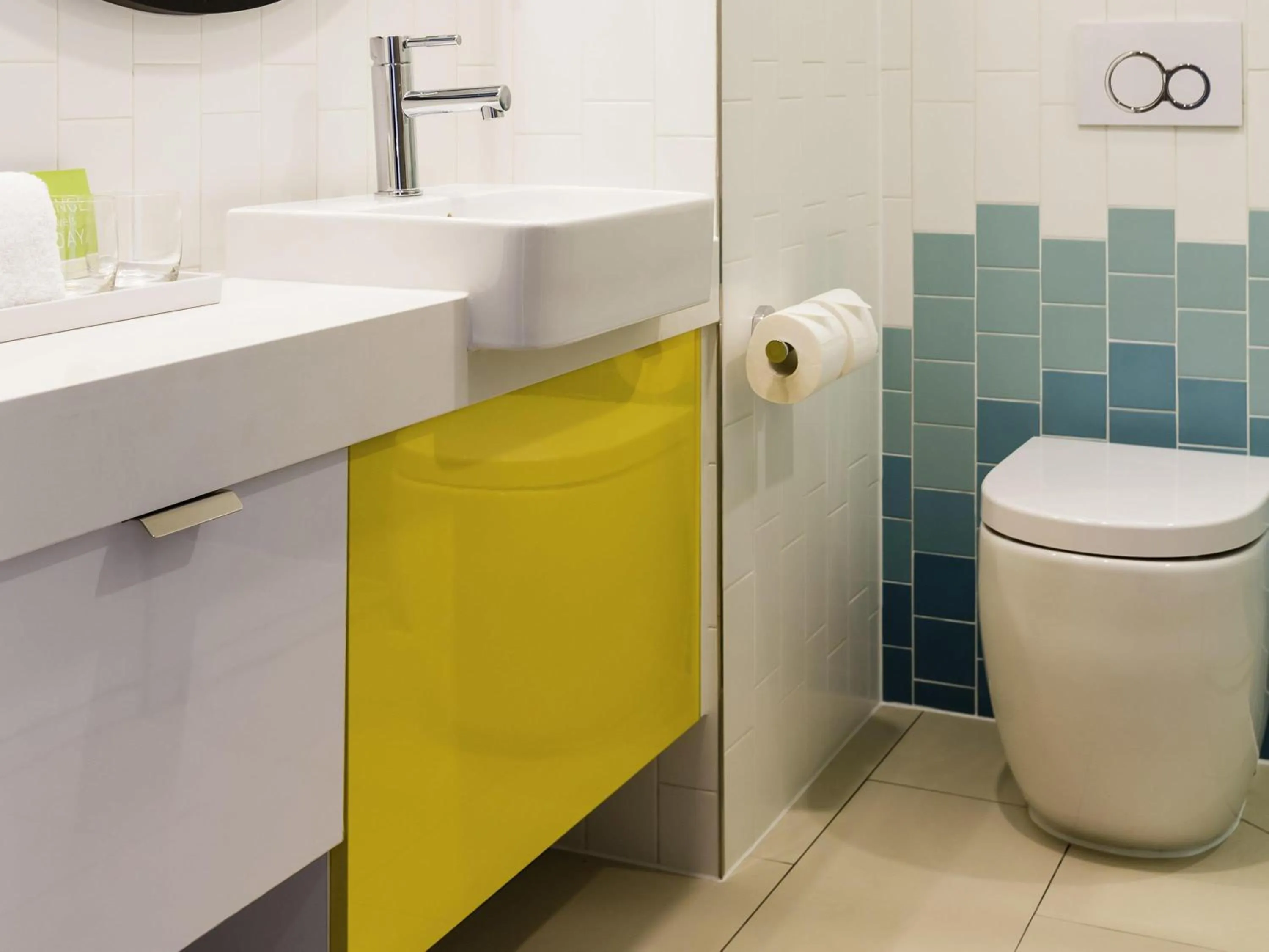 Bedroom in ibis Styles East Perth