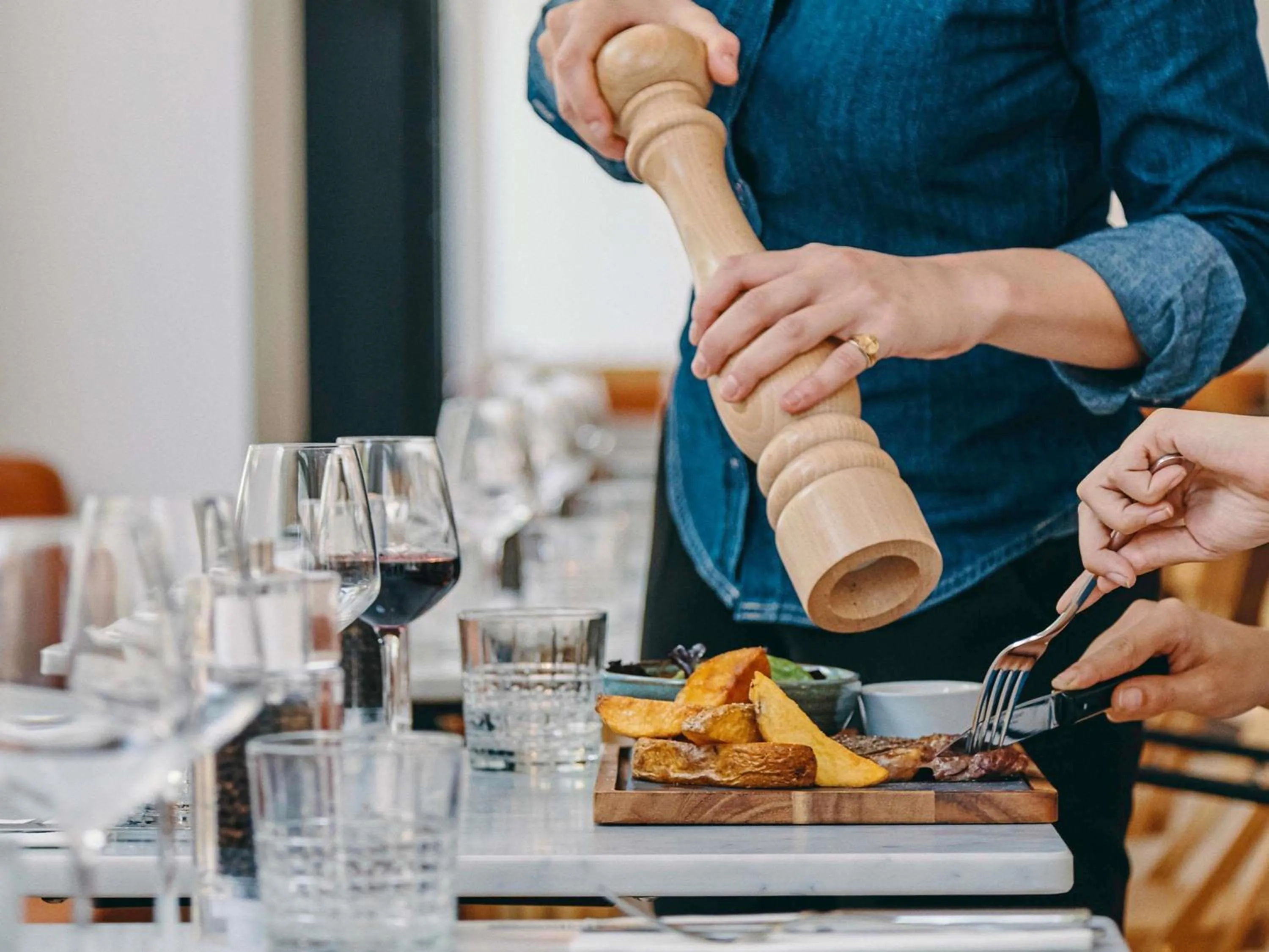 Lounge or bar in Mercure Marseille Canebière Vieux-Port