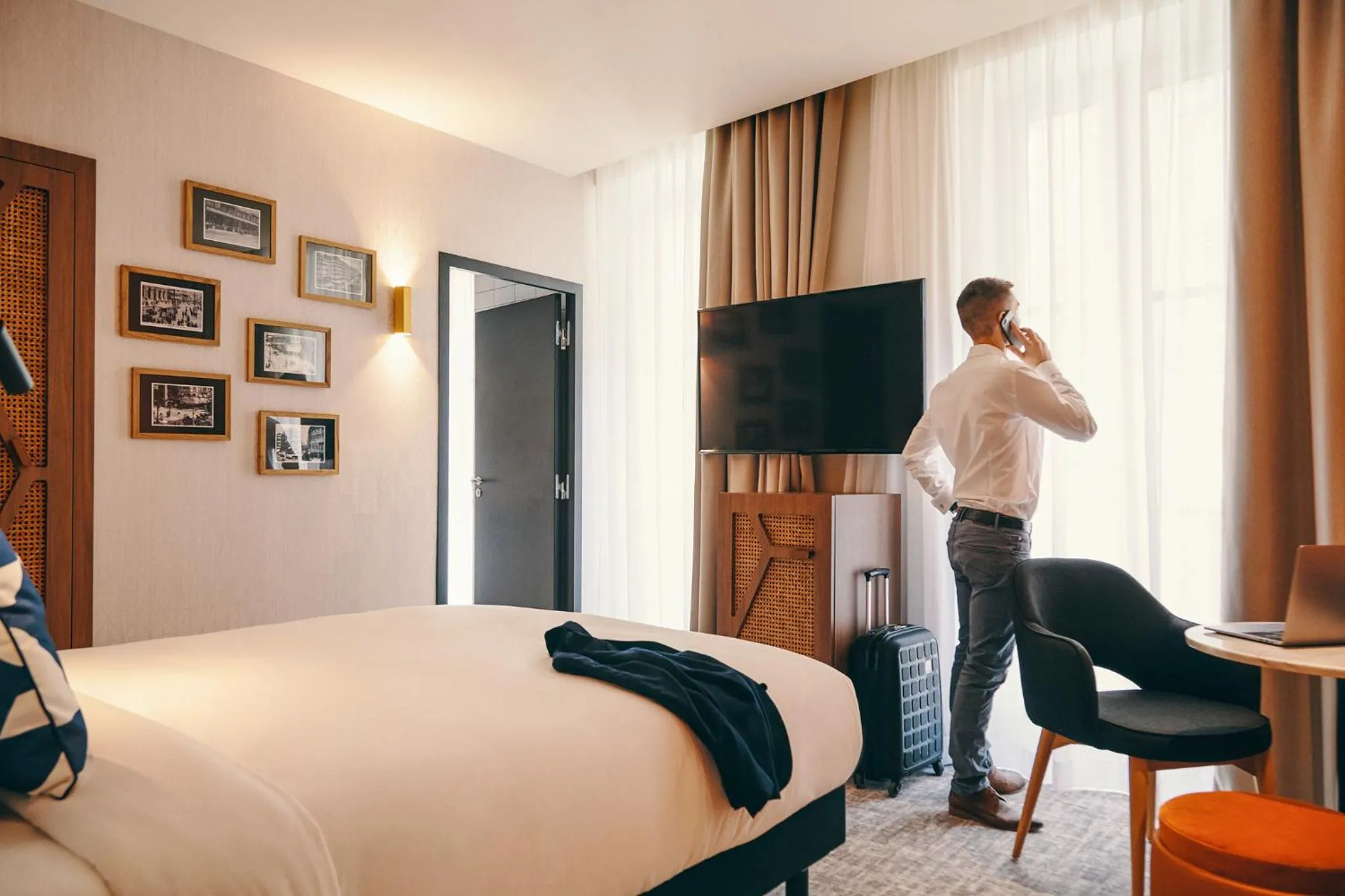 Shower, Bed in Mercure Marseille Canebière Vieux-Port