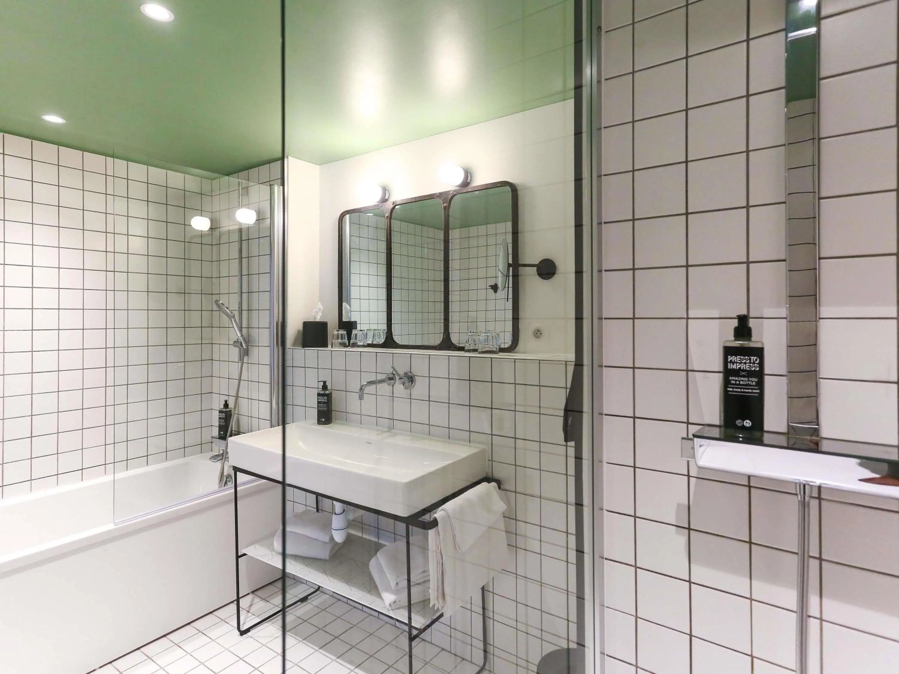 Photo of the whole room in ibis Styles Amiens Centre