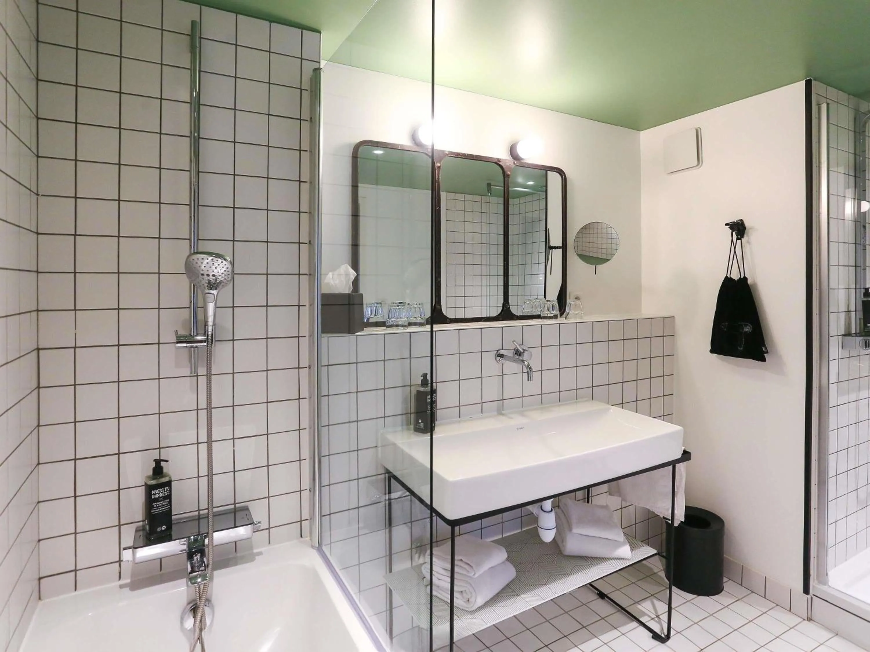 Photo of the whole room in ibis Styles Amiens Centre