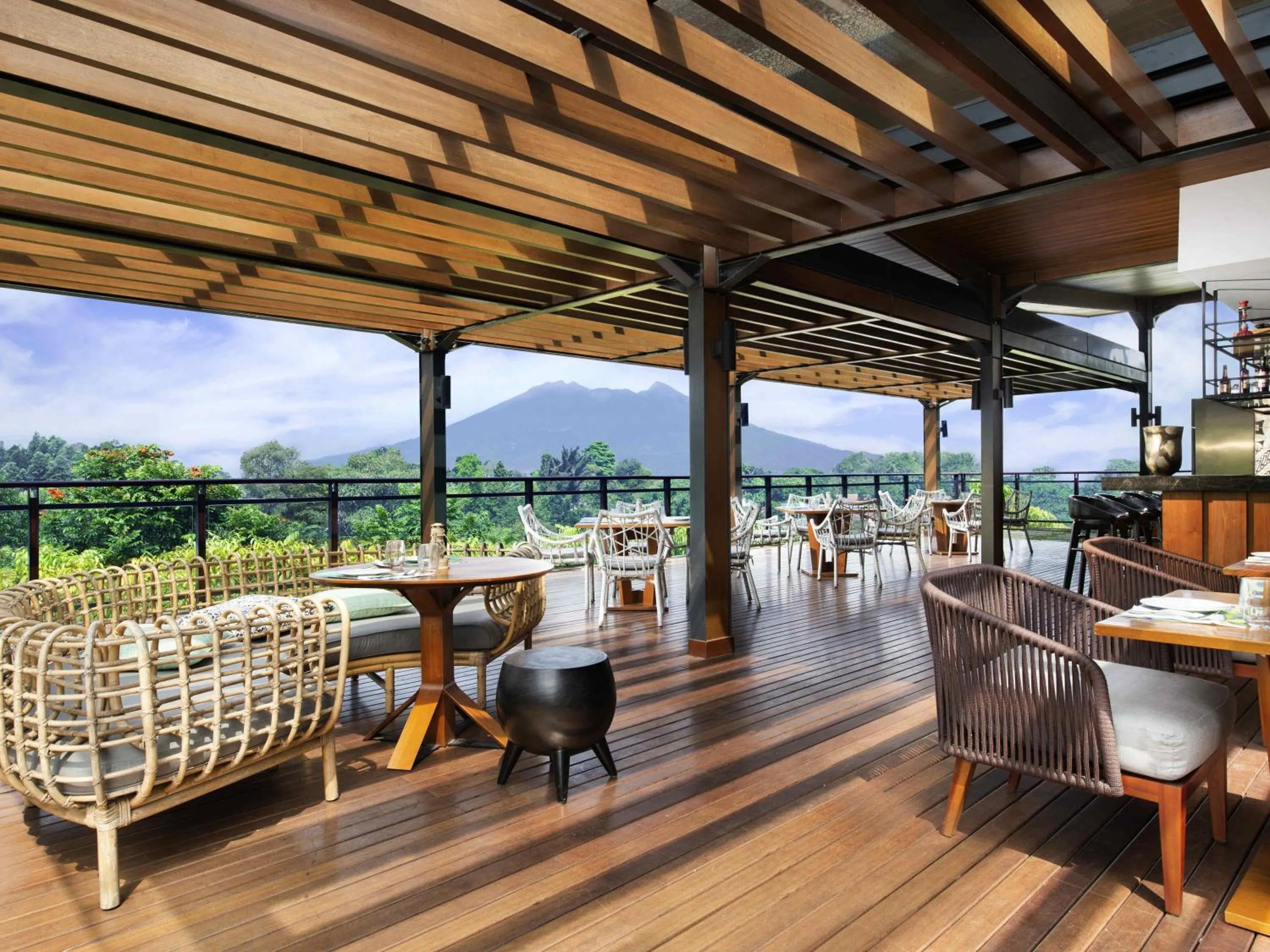 Lounge or bar in Pullman Ciawi Vimala Hills Resort