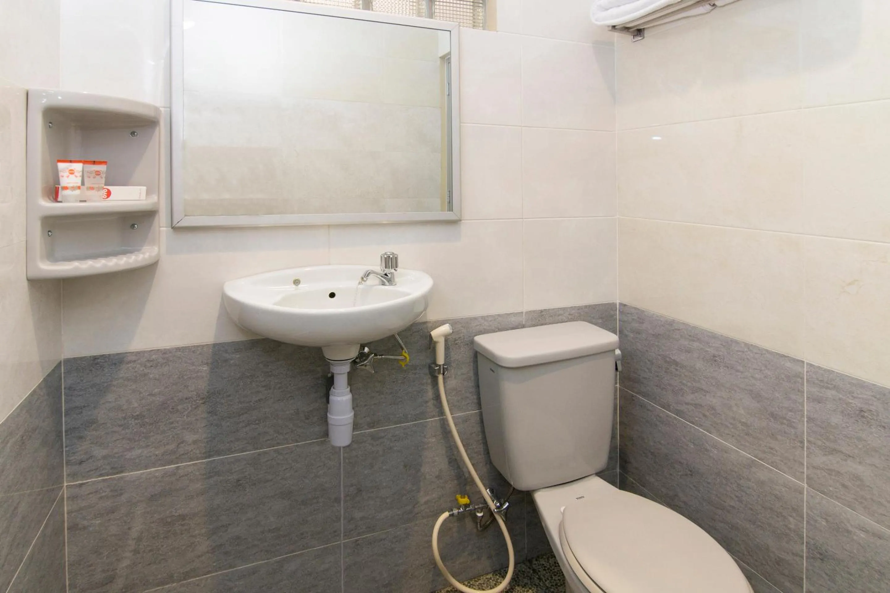 Bathroom in SUPER OYO 890 Dewi Fortuna Guest House