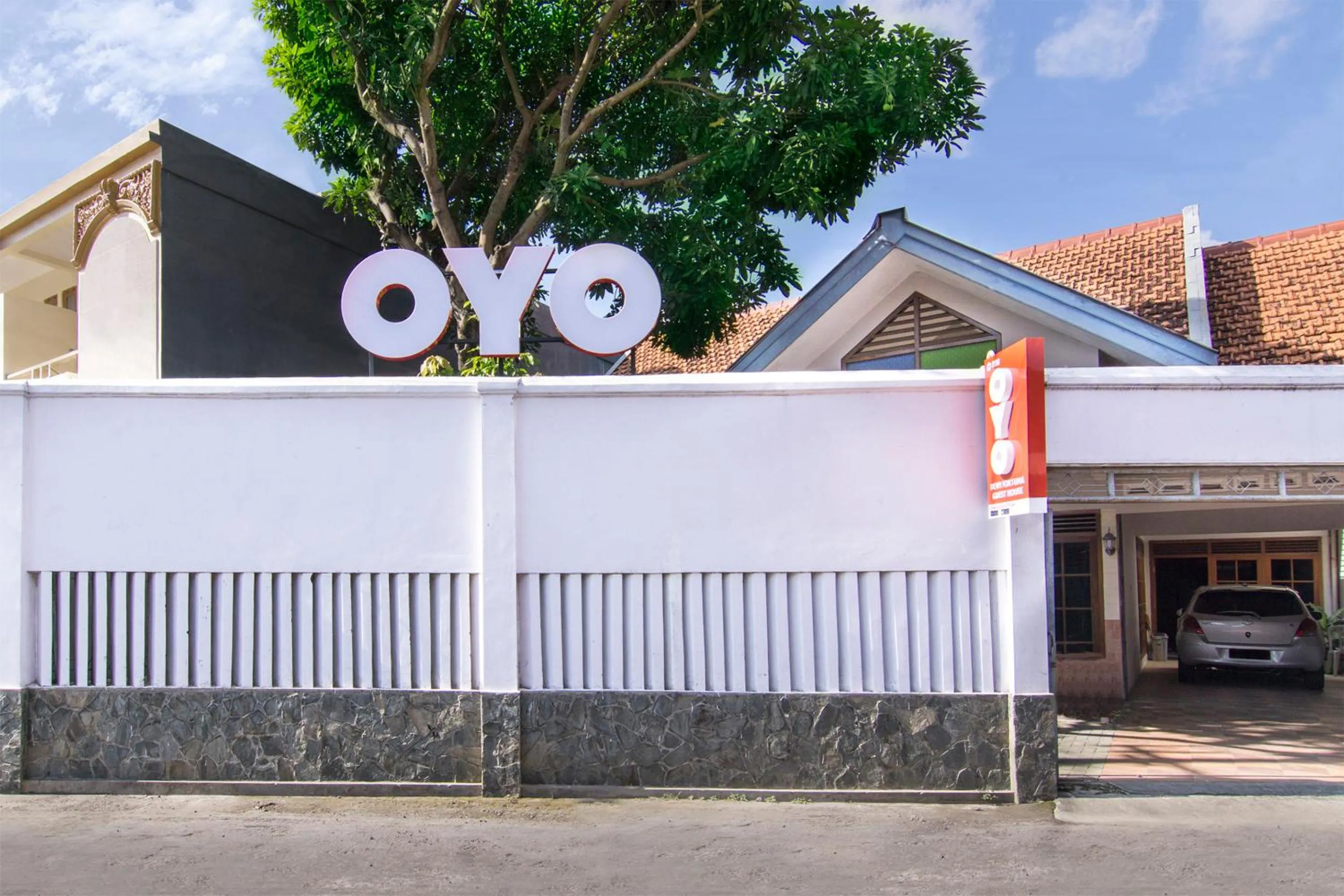 Facade/entrance in SUPER OYO 890 Dewi Fortuna Guest House